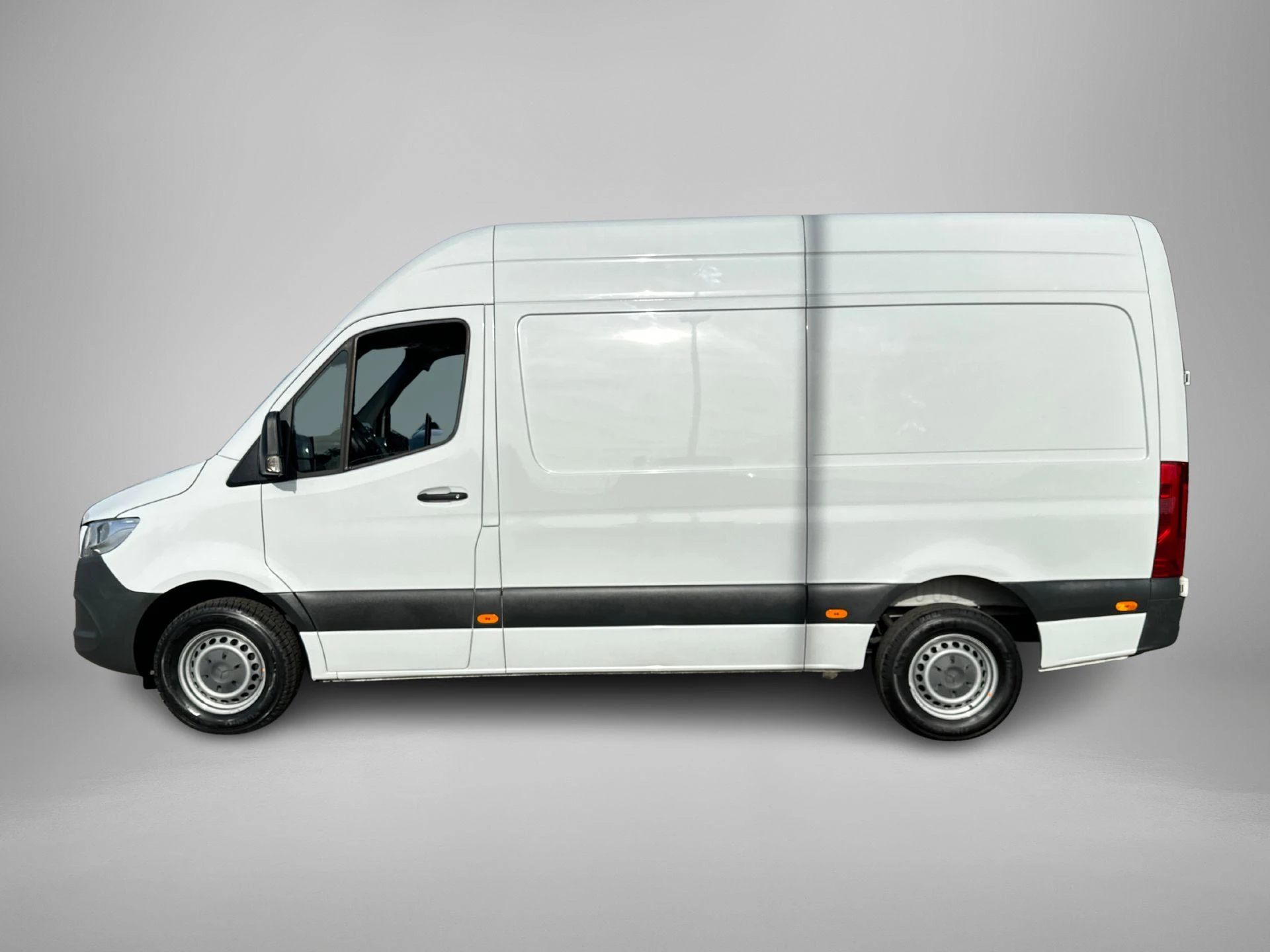 Mercedes-Benz-Sprinter-image-1