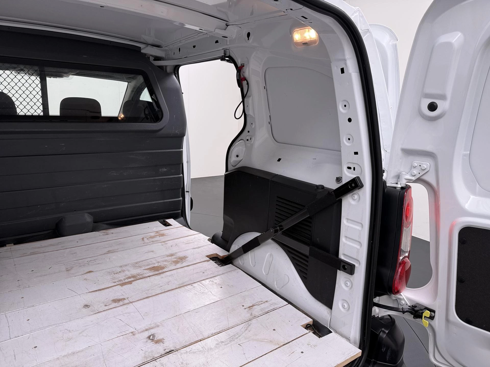 Peugeot-e-Partner-image-8