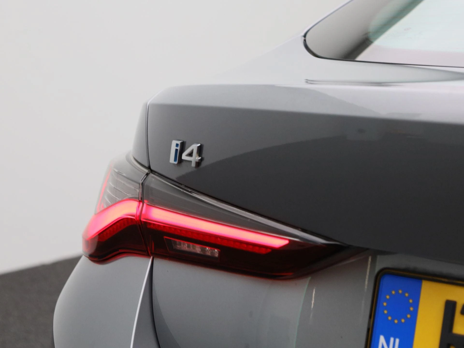 BMW-i4-image-47