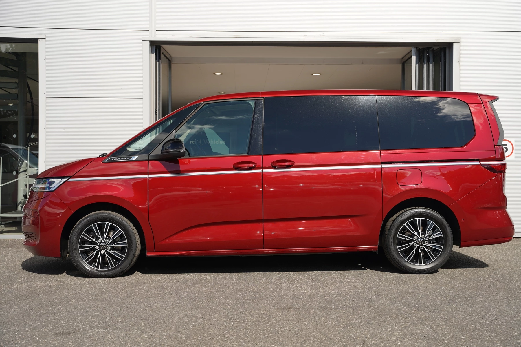 Volkswagen-Multivan-image-13