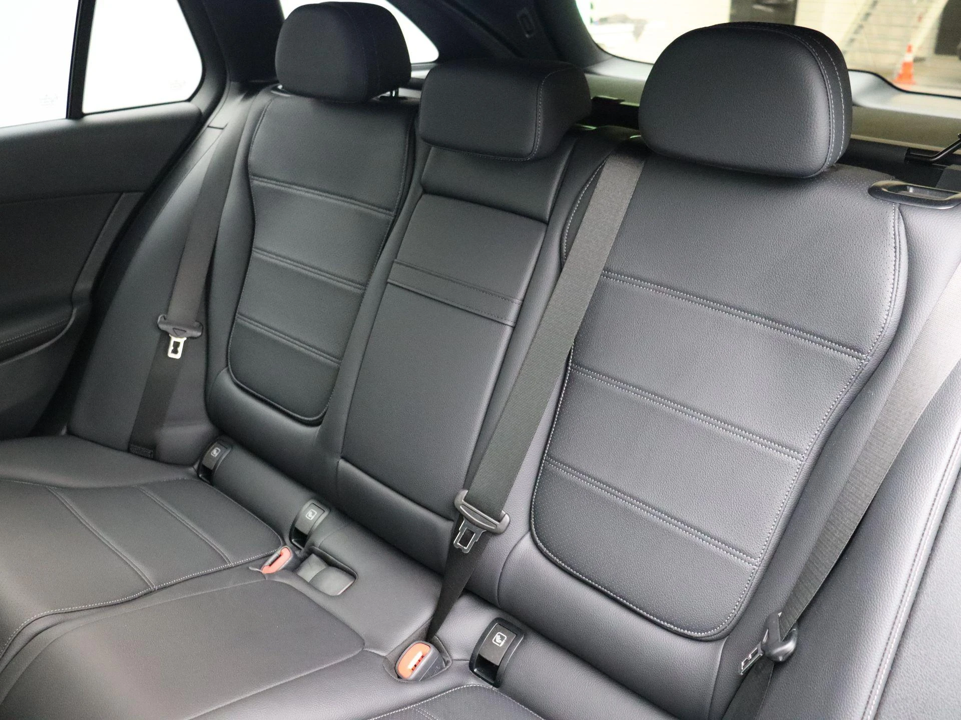 Mercedes-Benz-C-Klasse-image-21