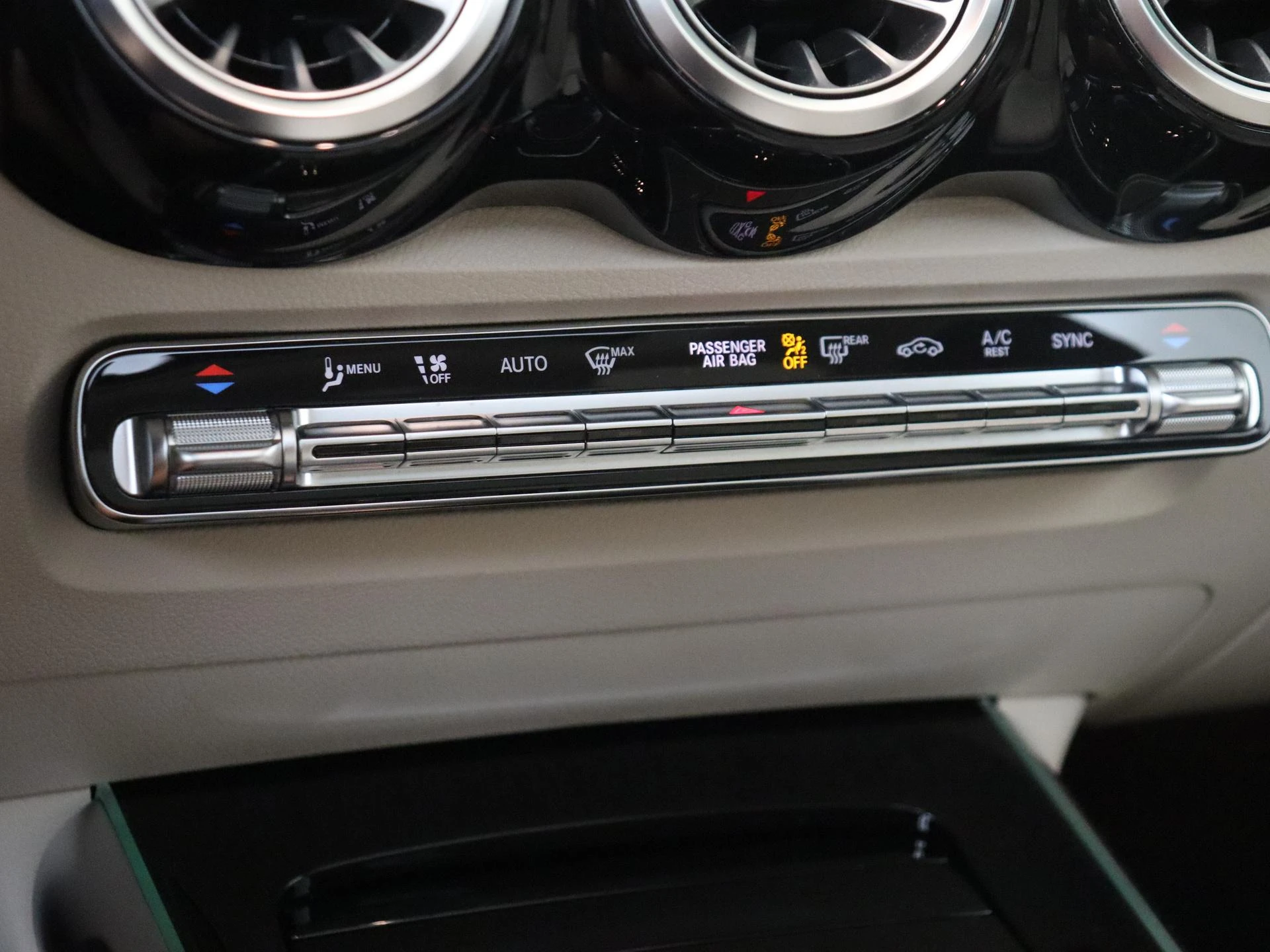 Mercedes-Benz-GLB-image-19