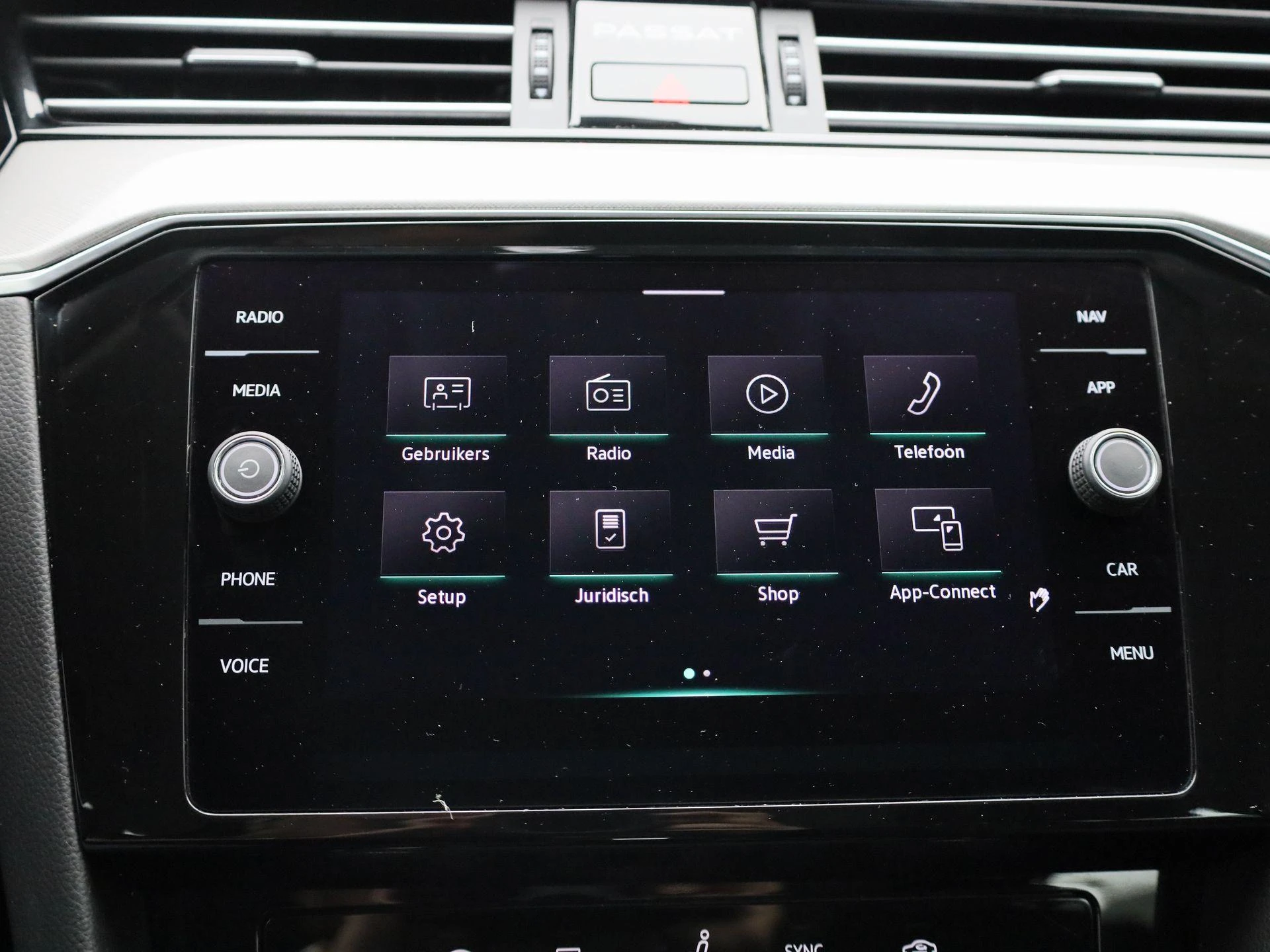 Volkswagen-Passat-image-25