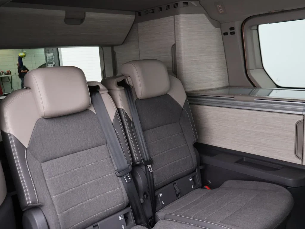 Volkswagen-Multivan-image-12