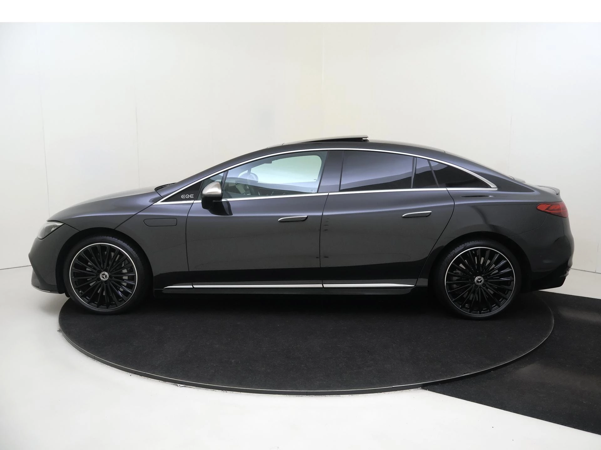 Mercedes-Benz-EQE-image-7