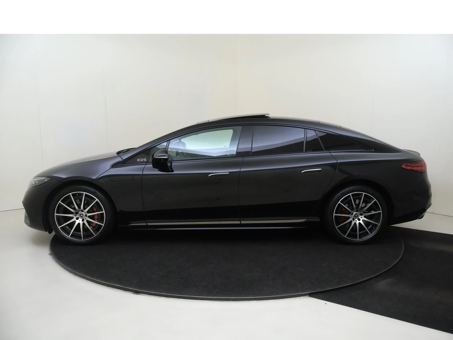 Mercedes-Benz-EQS-image-7