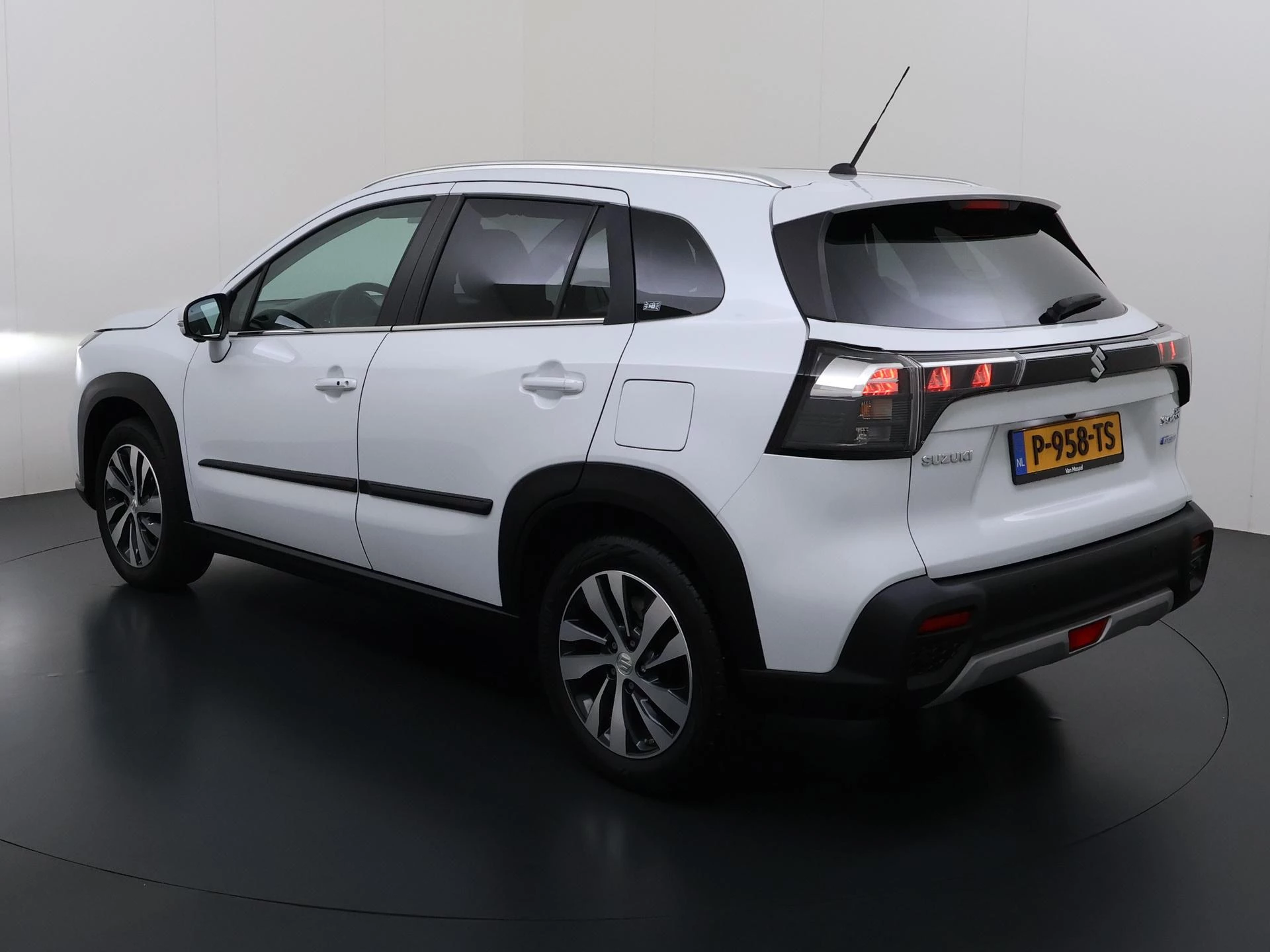Suzuki-S-Cross-image-9