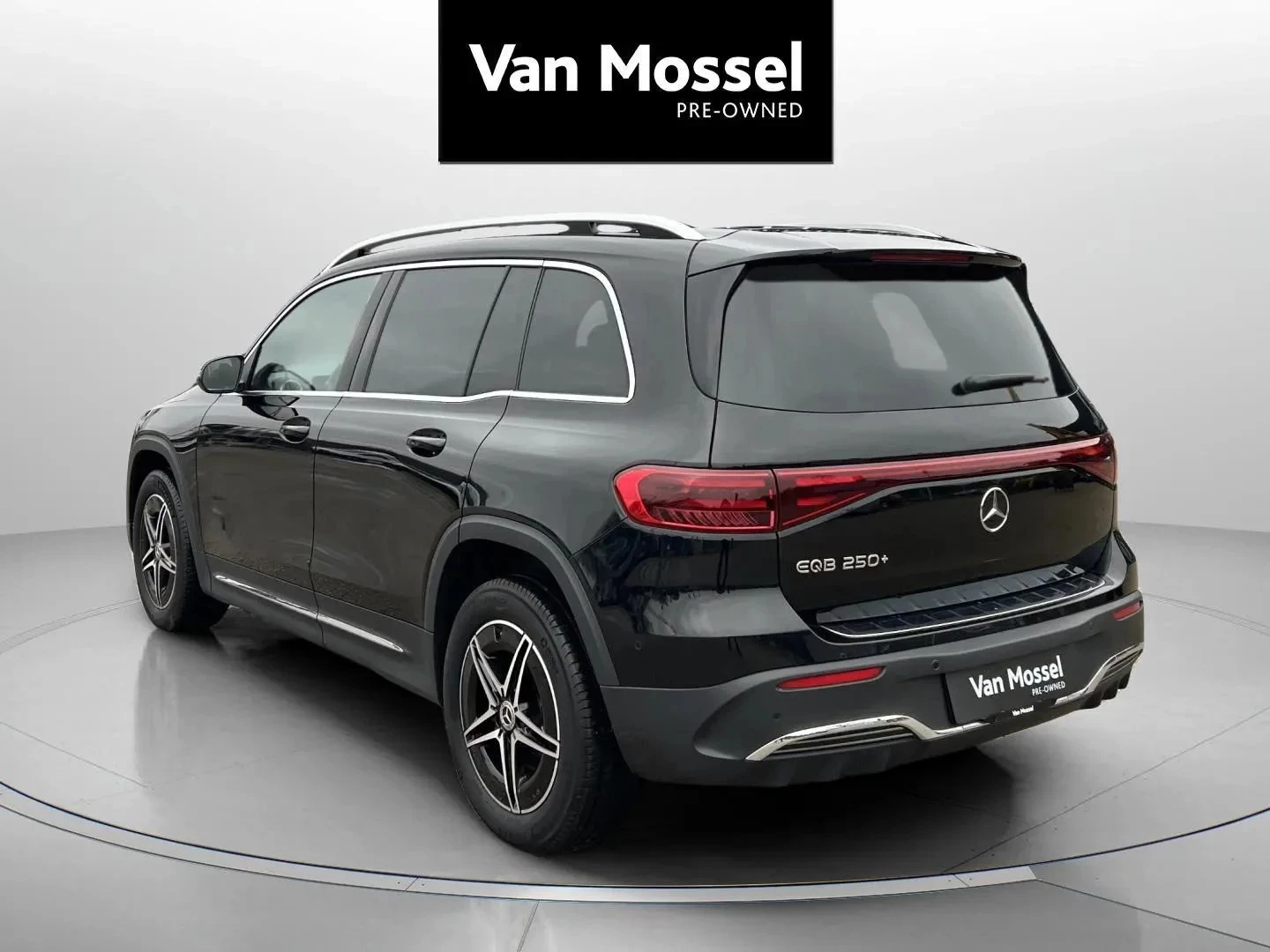 Mercedes-Benz-EQB-image-6