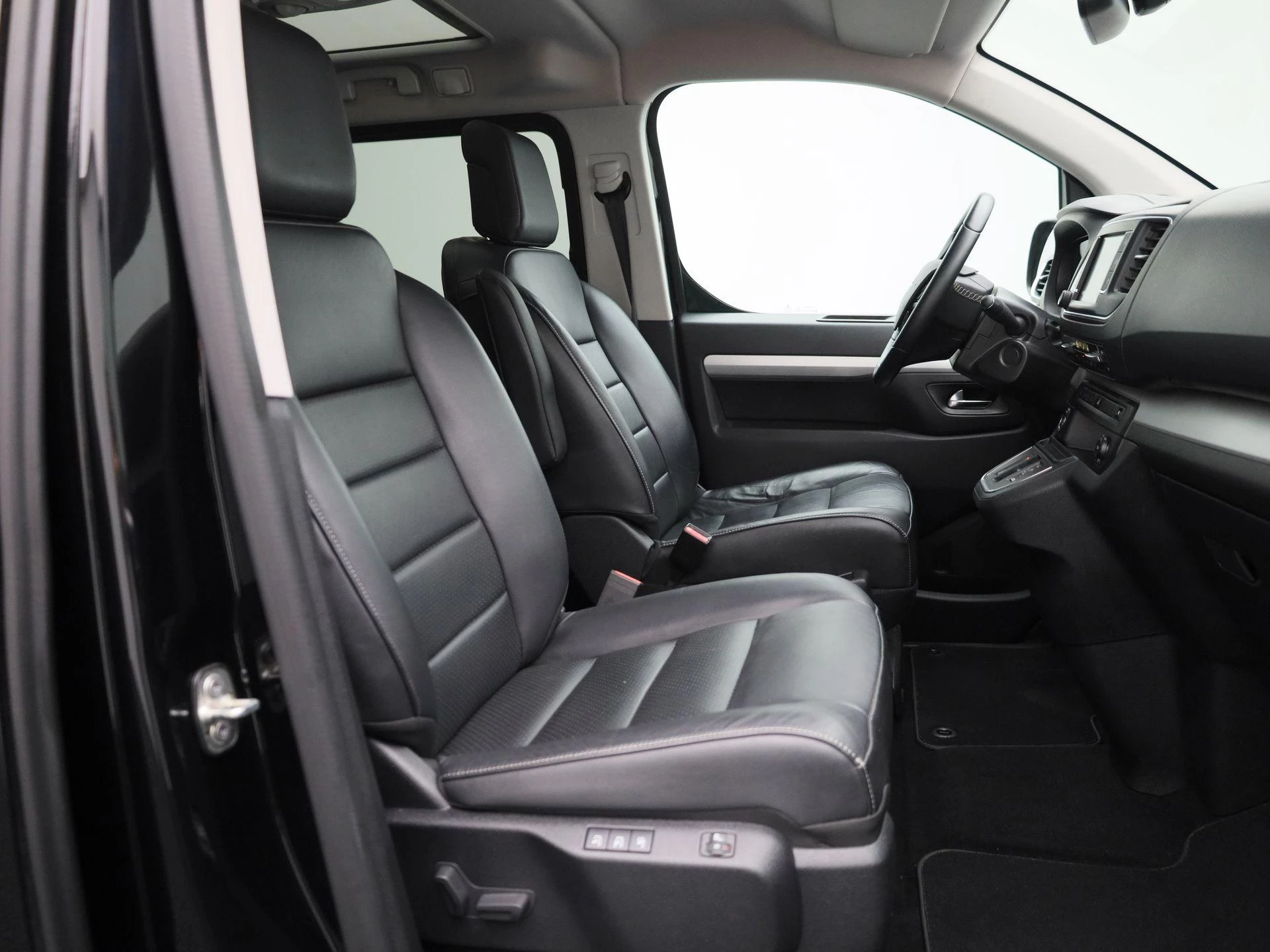 Opel-Zafira e-Life-image-32