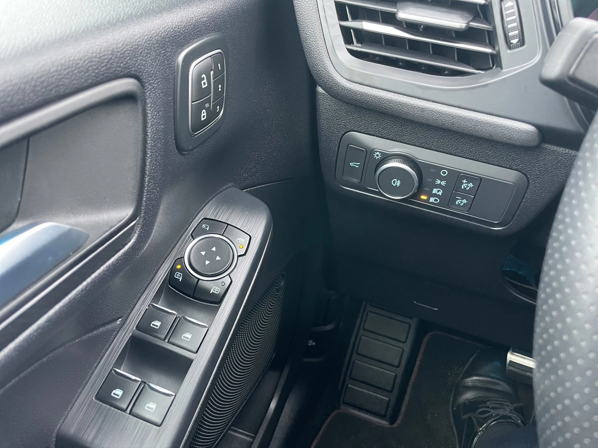 Ford Kuga ST-Line X Aut.*PANO*AHK*360GRAD*LED-MATRIX*NAVI*GRA*WINTER-PKT.