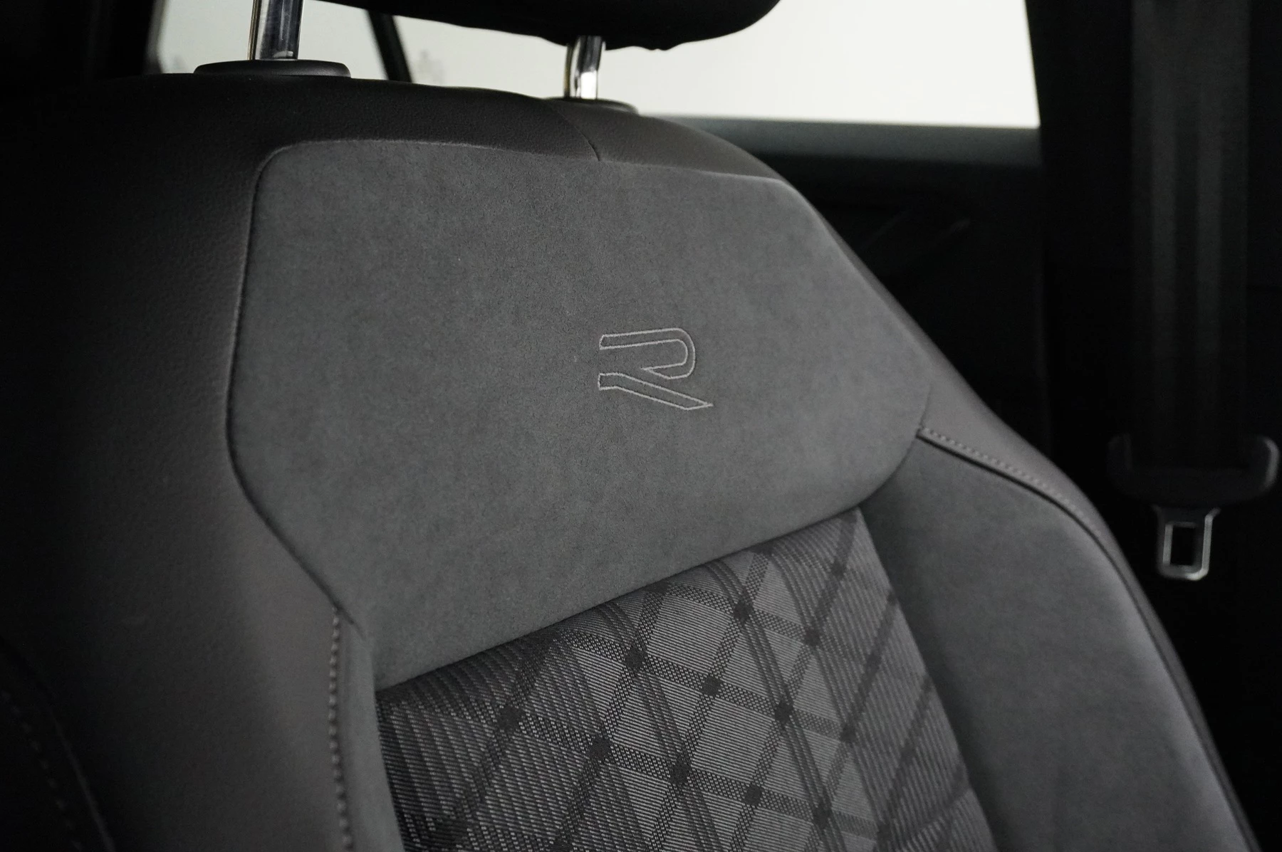 Volkswagen-T-Roc-image-27