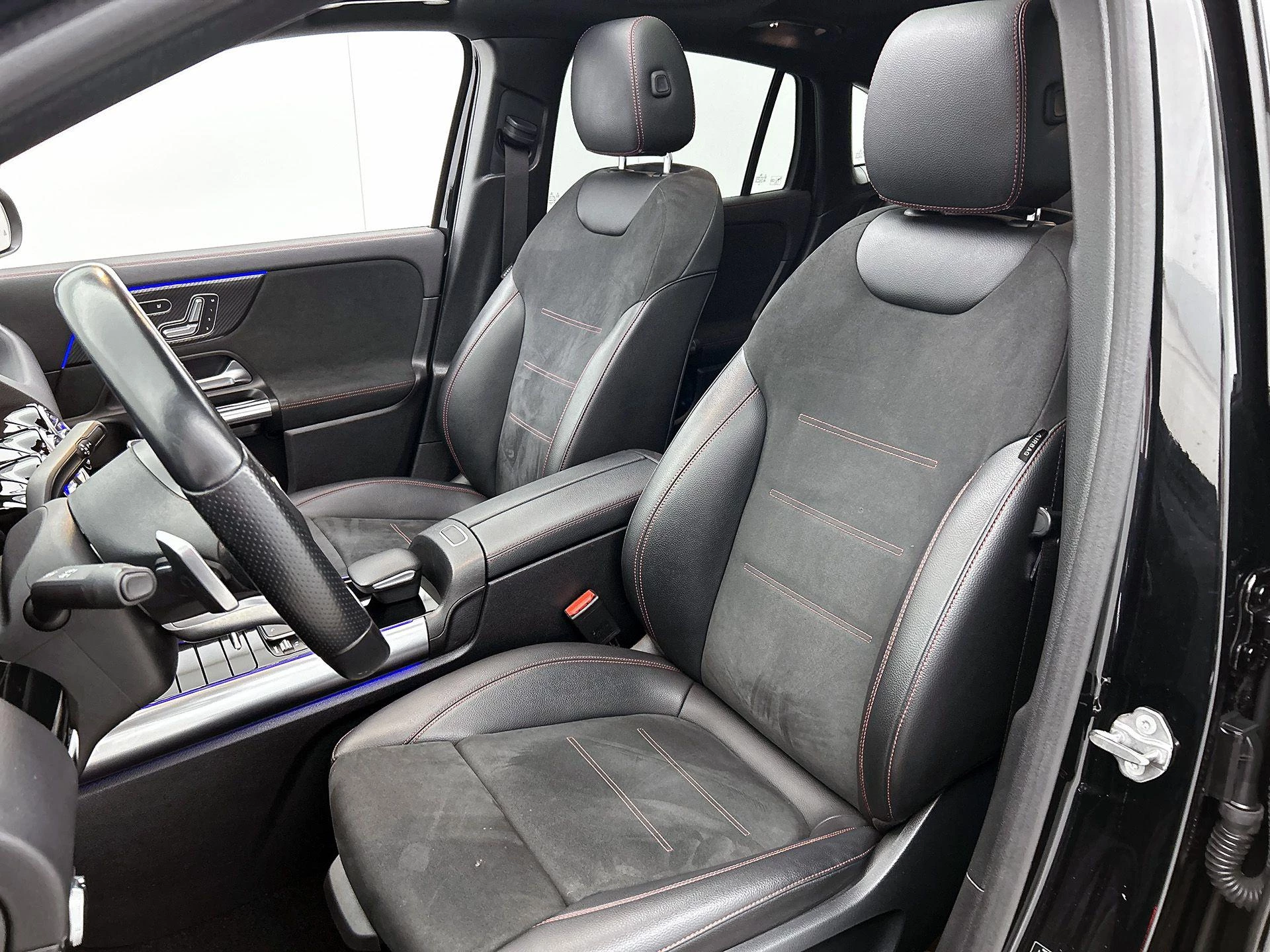 Mercedes-Benz-GLA-image-49