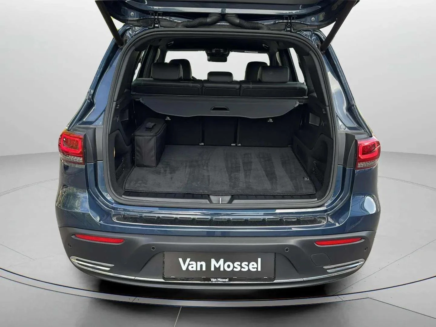 Mercedes-Benz-EQB-image-10