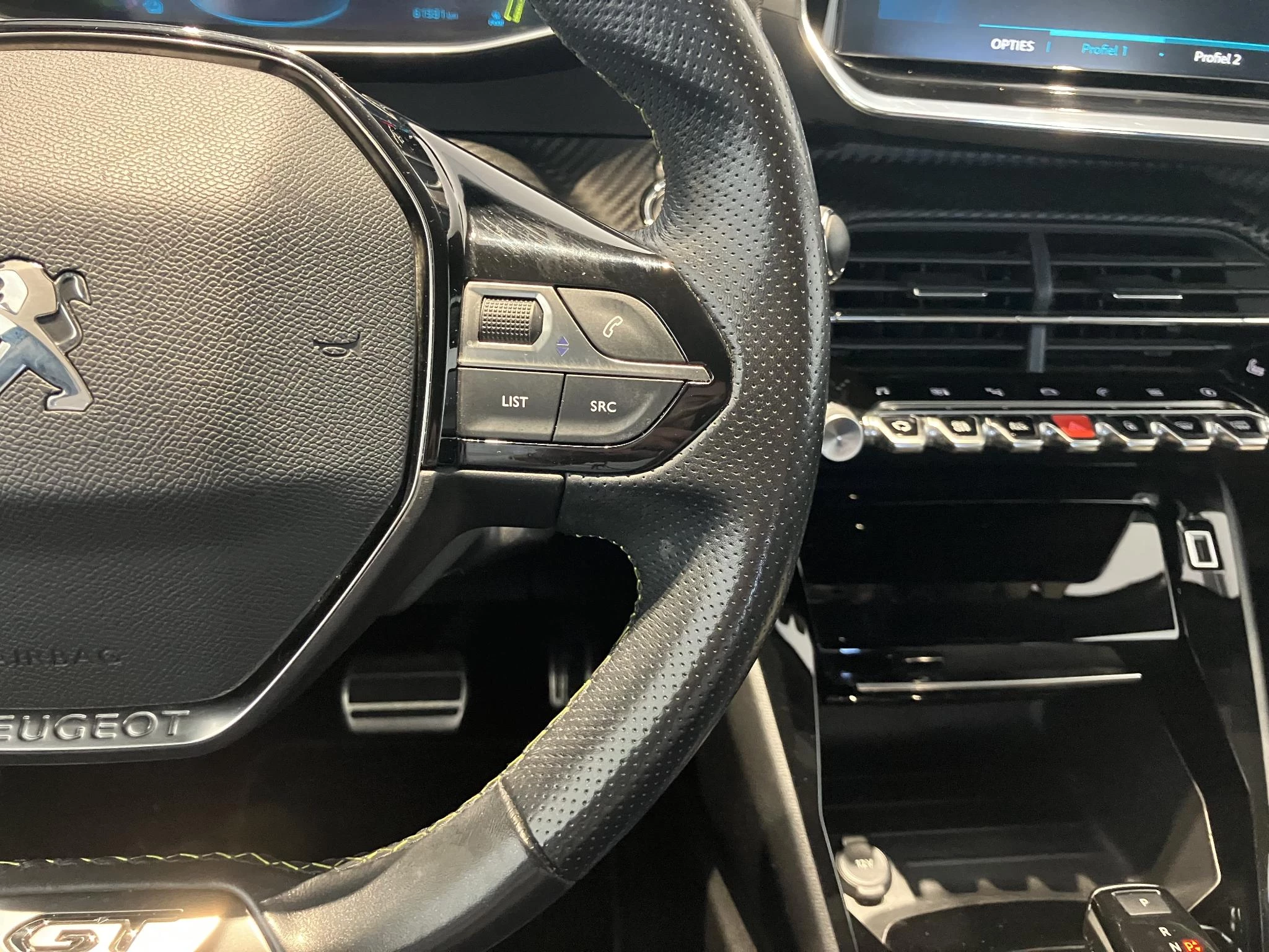 Peugeot-e-2008-image-18