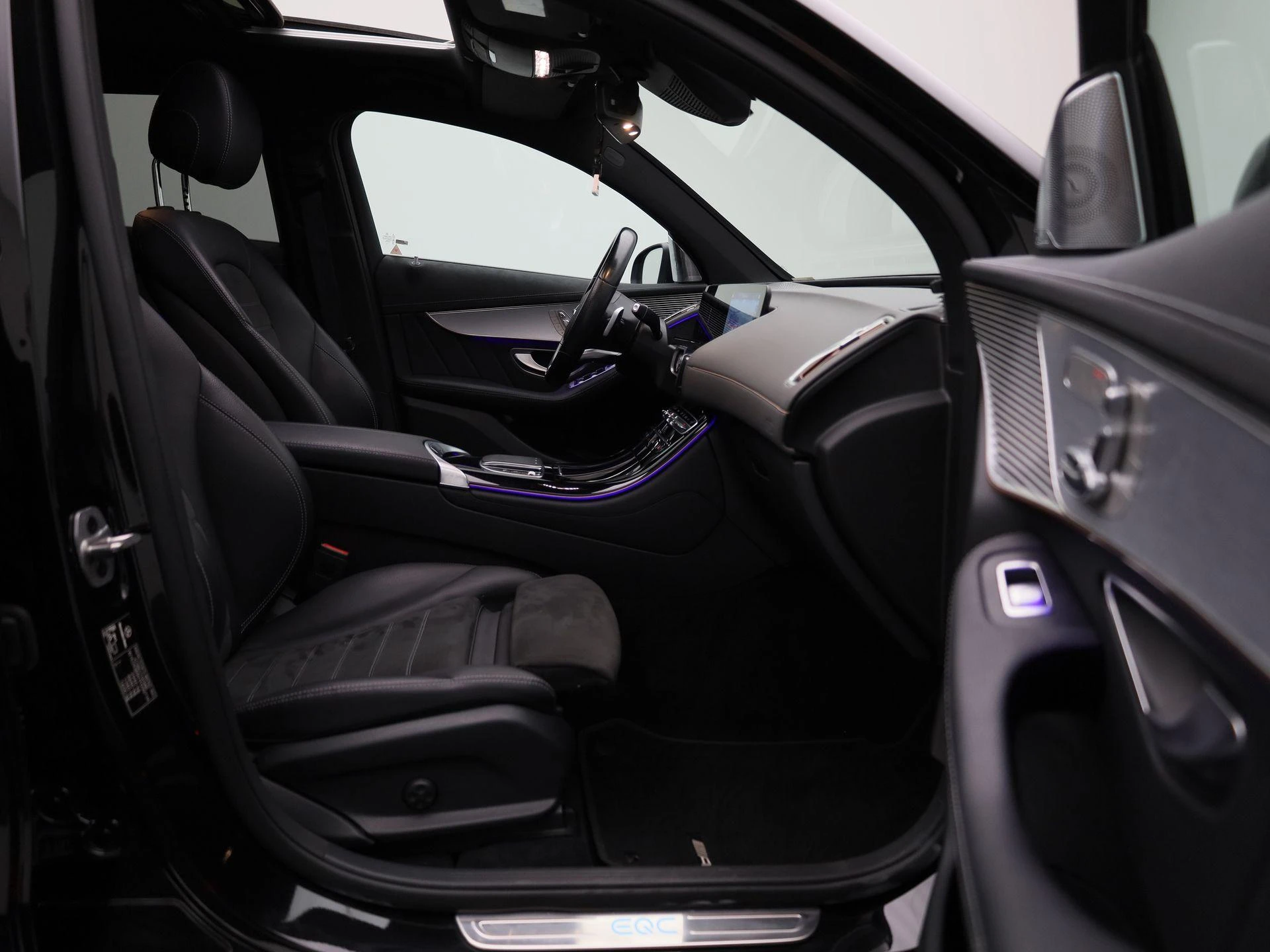 Mercedes-Benz-EQC-image-51