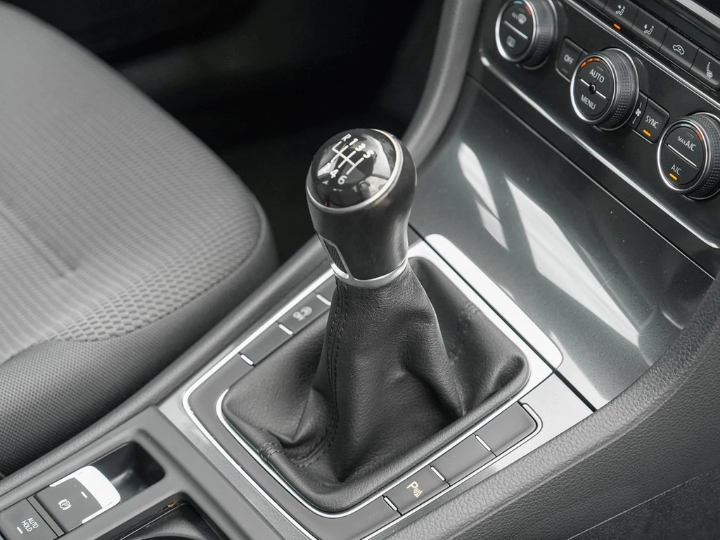 Volkswagen-Golf-image-9