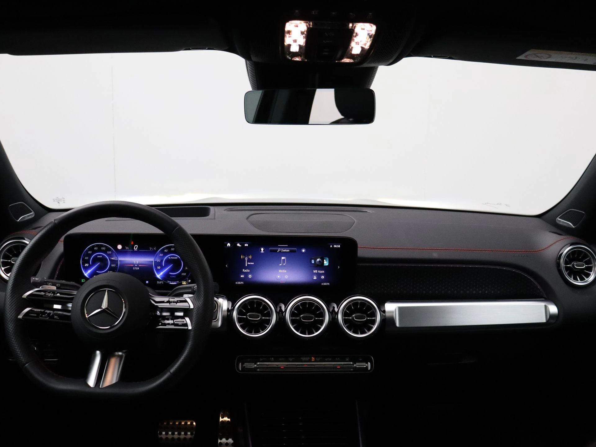 Mercedes-Benz-EQB-image-26