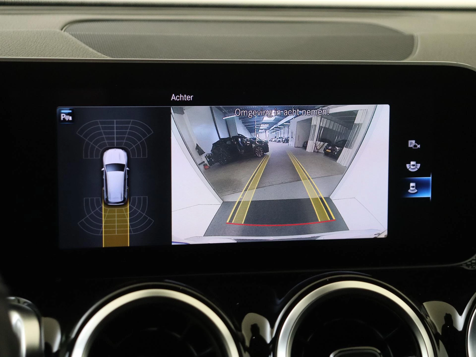 Mercedes-Benz-GLB-image-18