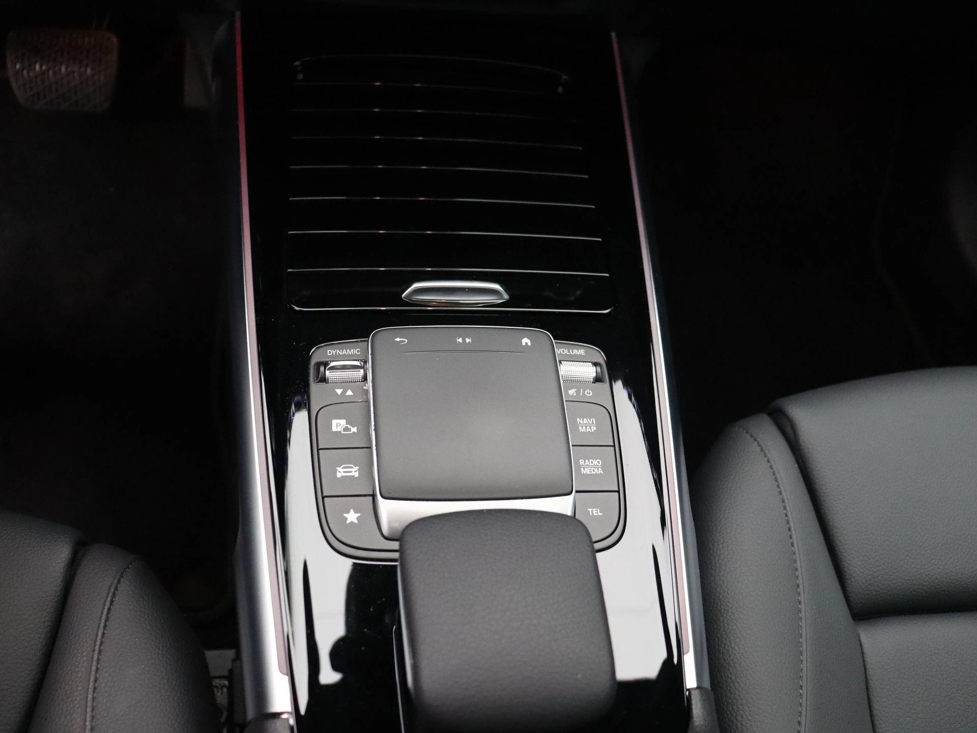 Mercedes-Benz GLB 180 d Business Solution + MULTIBEAM LED + PANO DAK + CARPLAY + LEDER +