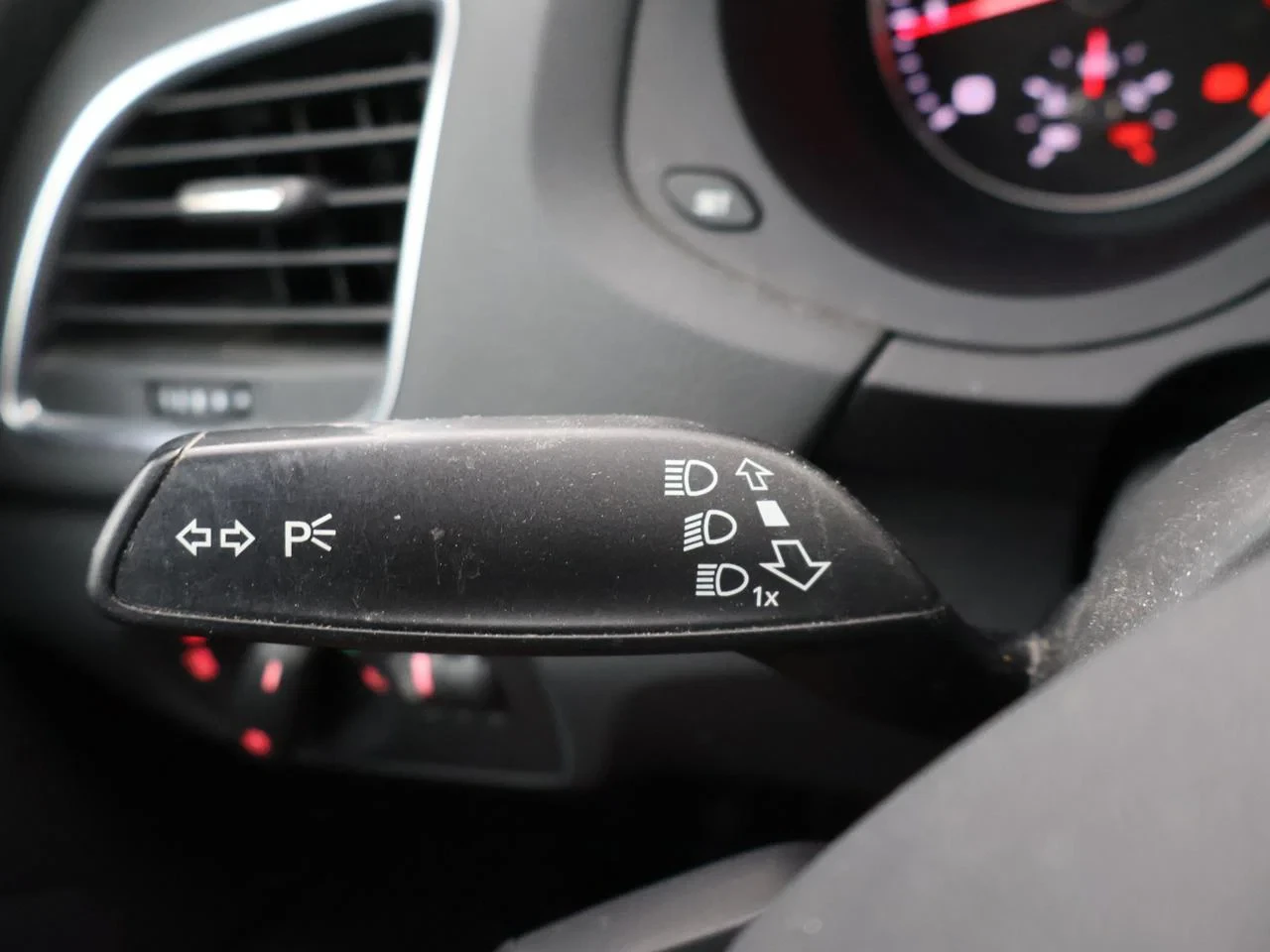 Audi Q3 Audi Q3 1.4TFSI 125PK *LEDER*CRUISE CONTROL*NAVI*CD SPELER*BLTH*PDC*AIRCO*ZETELVERWARMING*...*