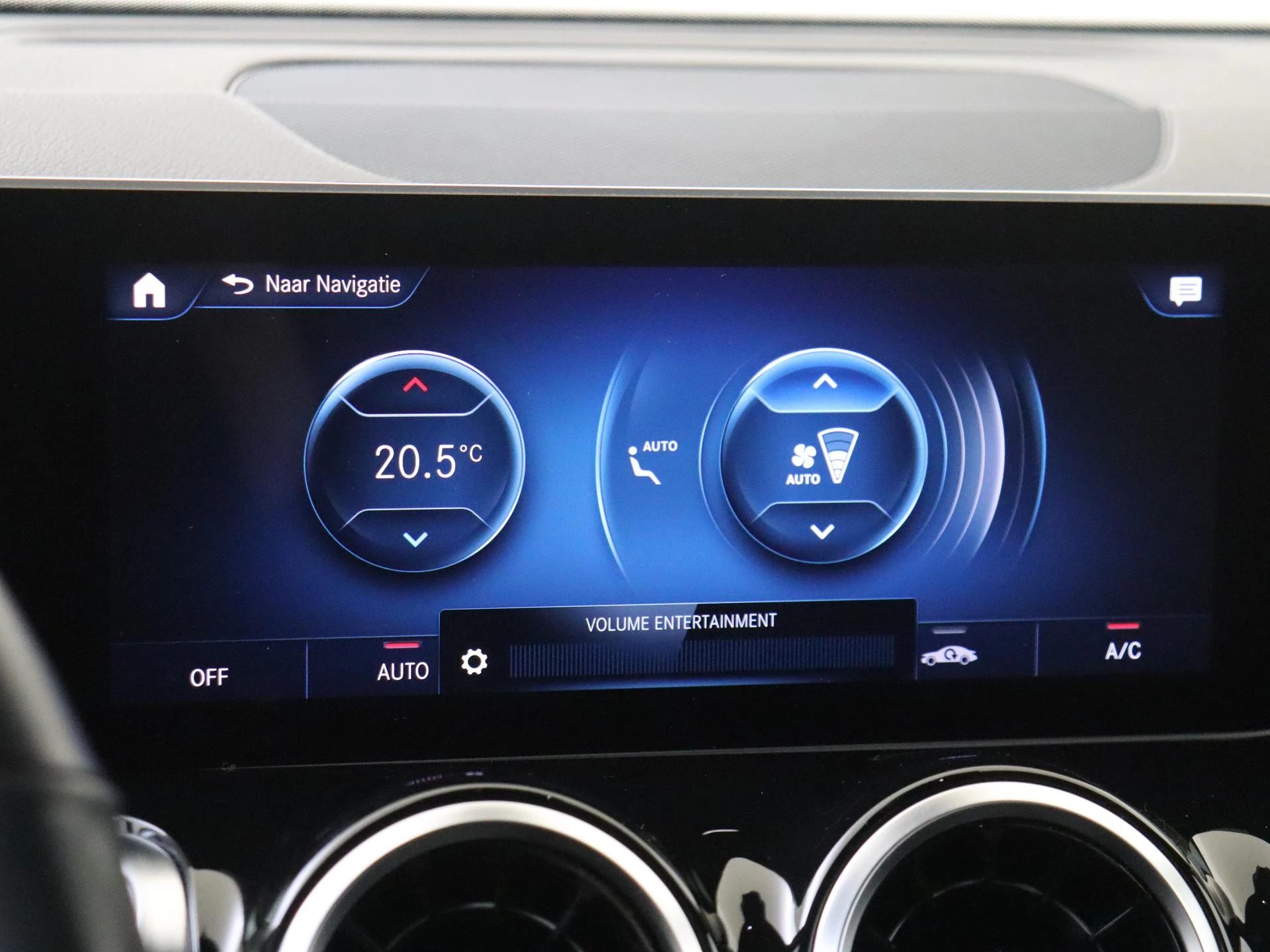 Mercedes-Benz-GLB-image-17