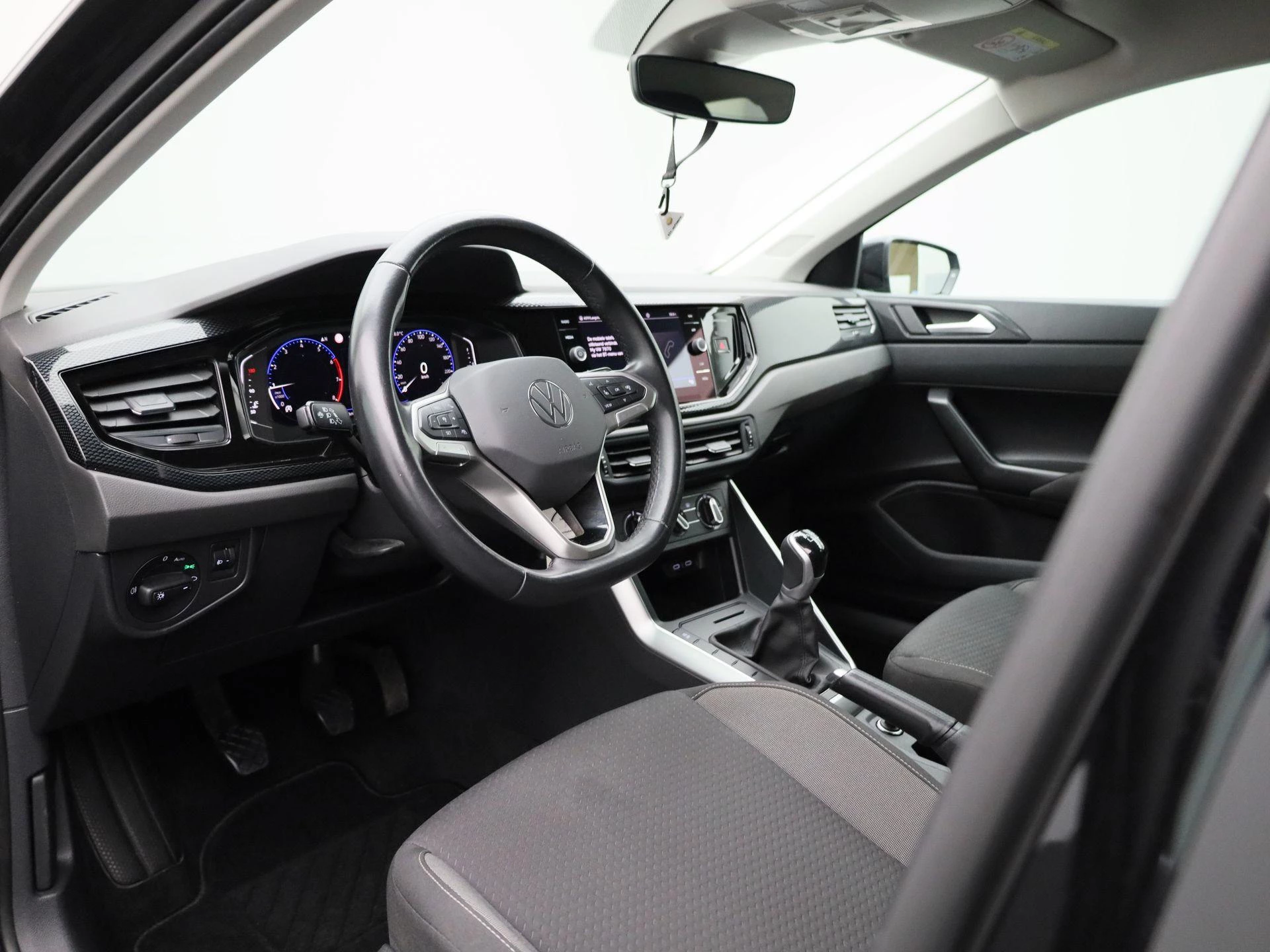 Volkswagen-Polo-image-25