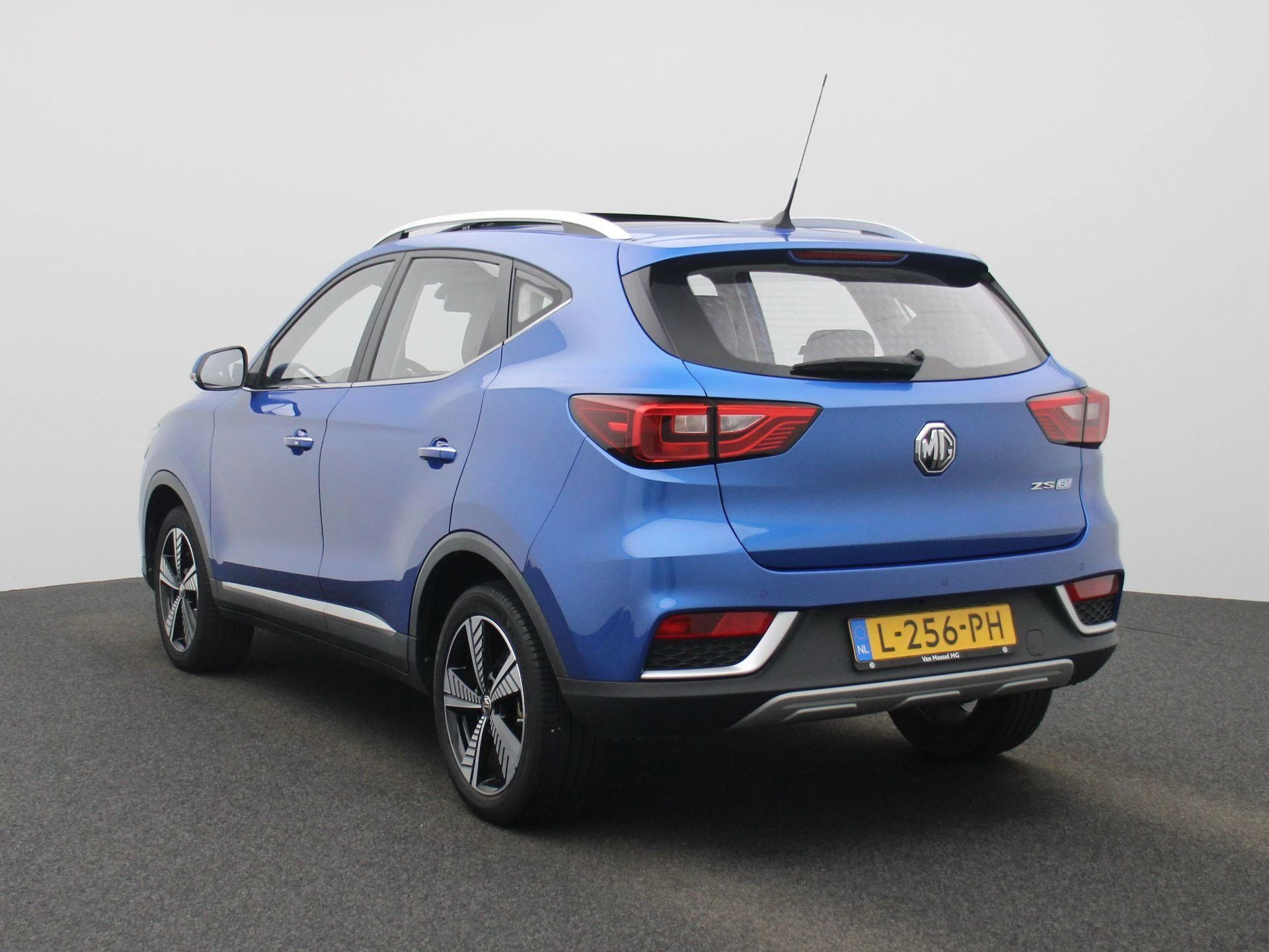 MG-ZS EV-image-1
