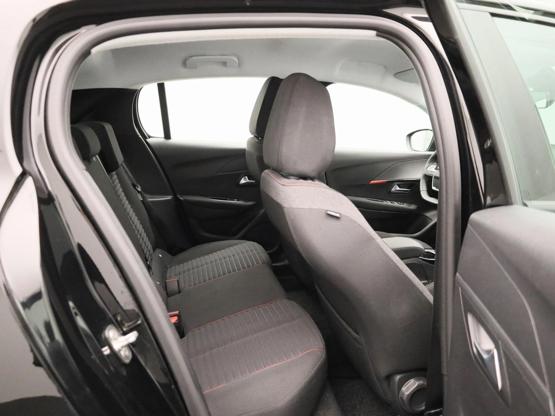 Peugeot-e-208-image-35