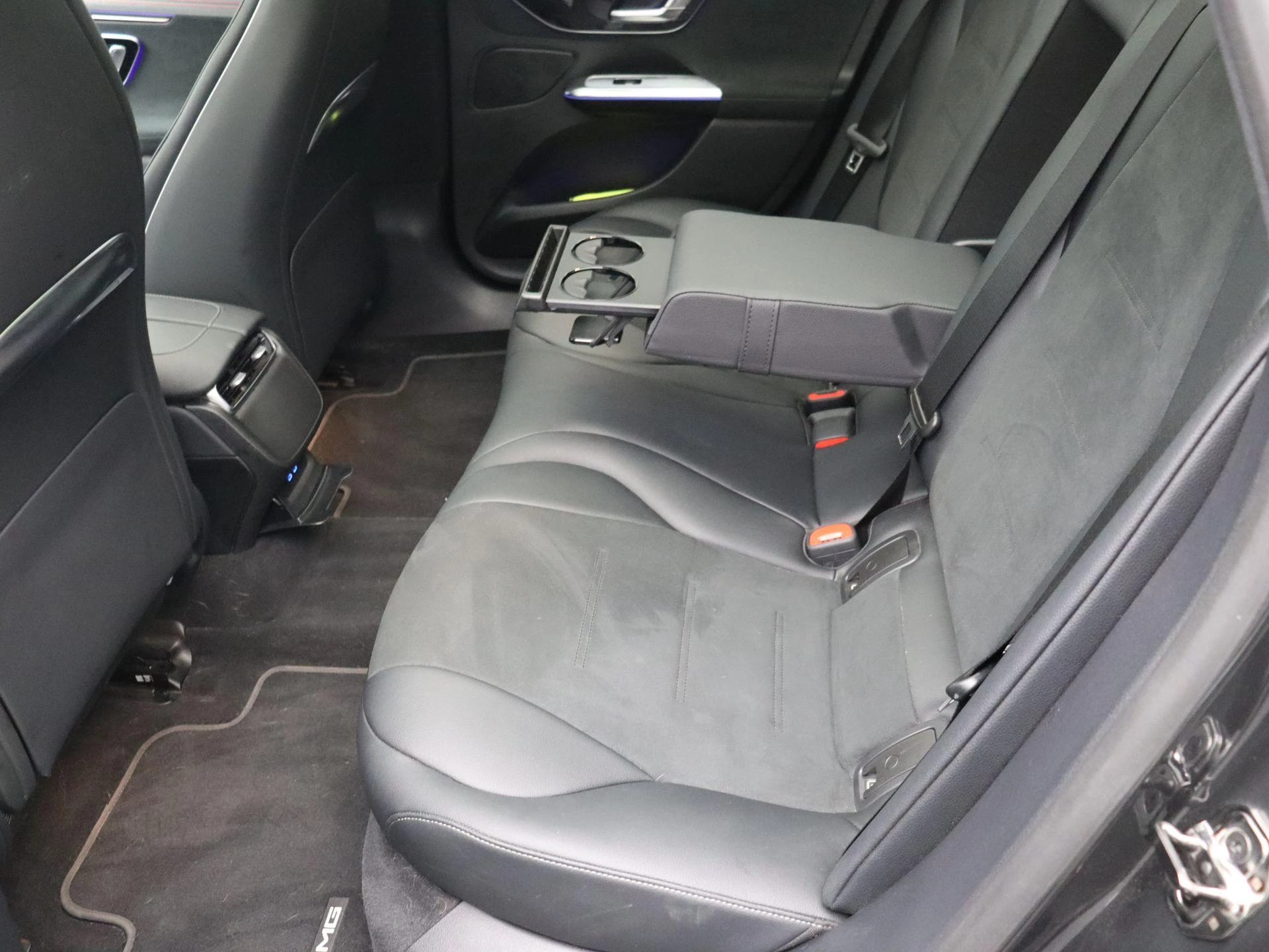 Mercedes-Benz EQE 300 AMG Line + PANORAMISCH DAK + CARPLAY + LED +