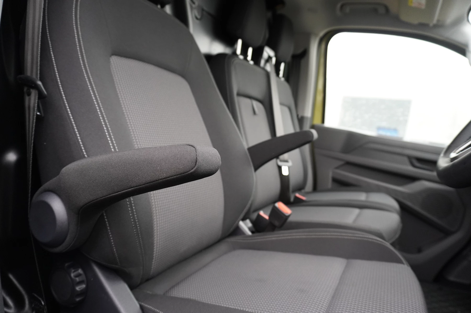Volkswagen-Transporter-image-41