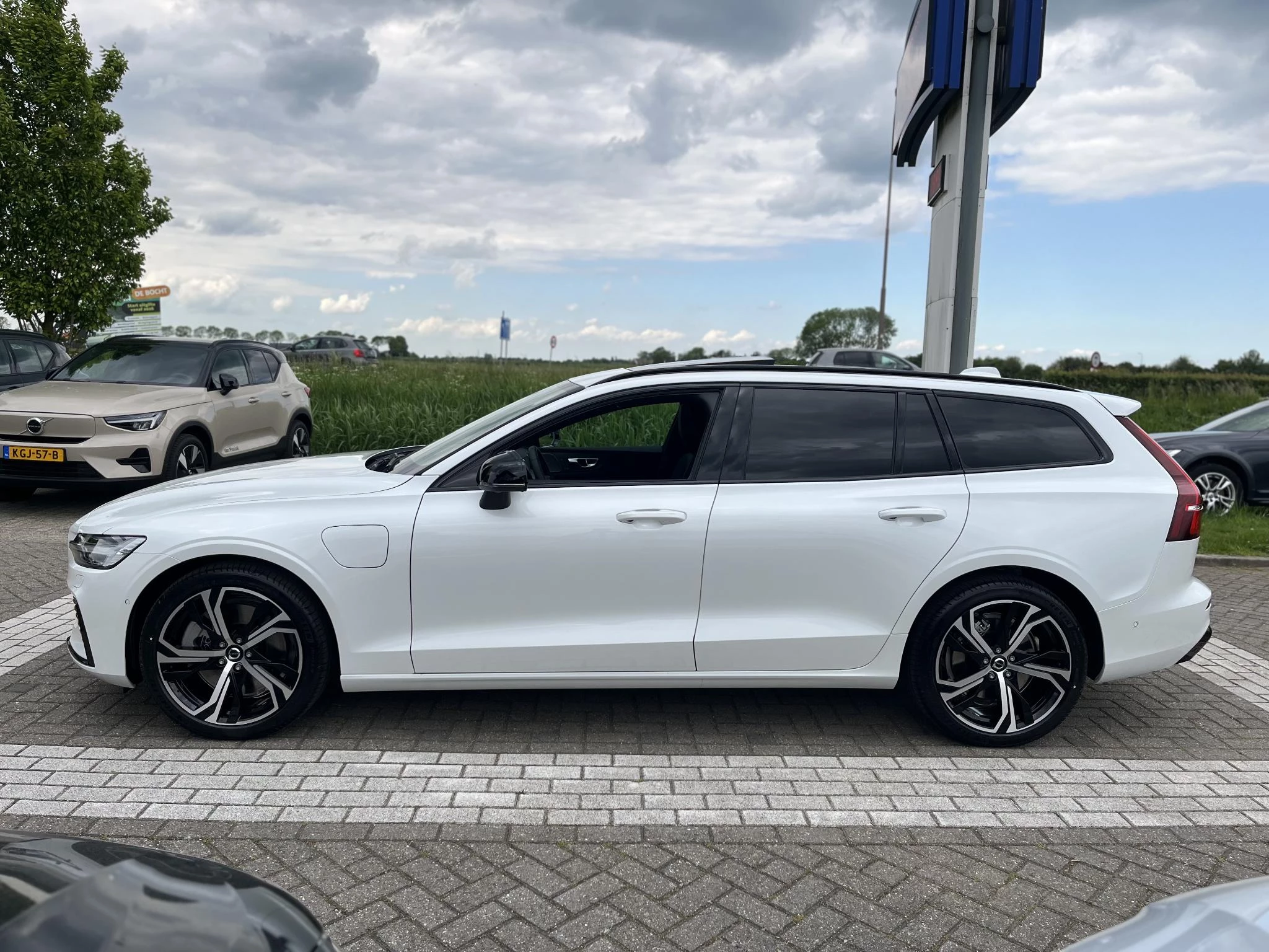 Volvo V60 T8 Plug-in hybrid AWD Ultra Dark