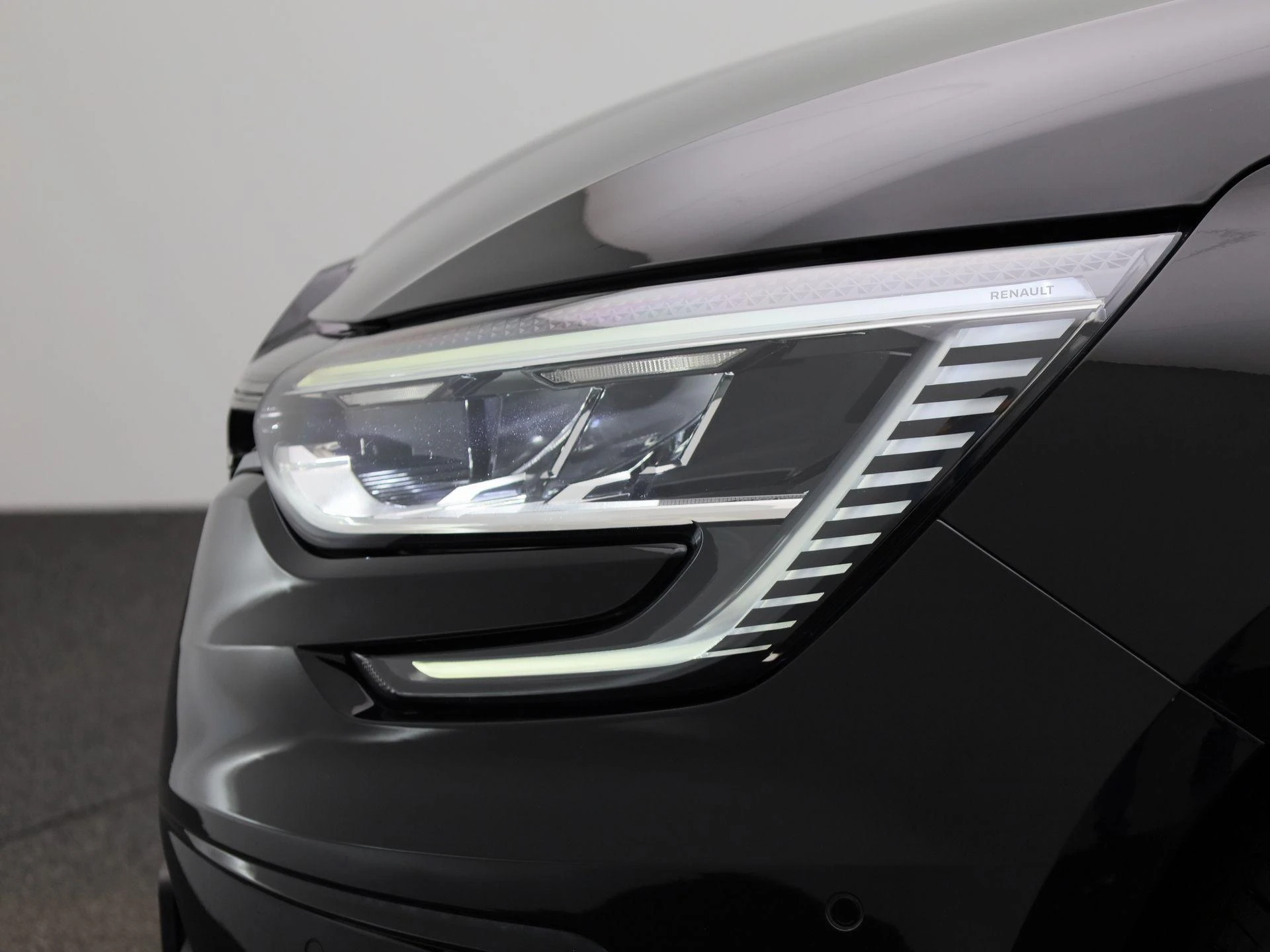 Renault-Megane E-Tech-image-14