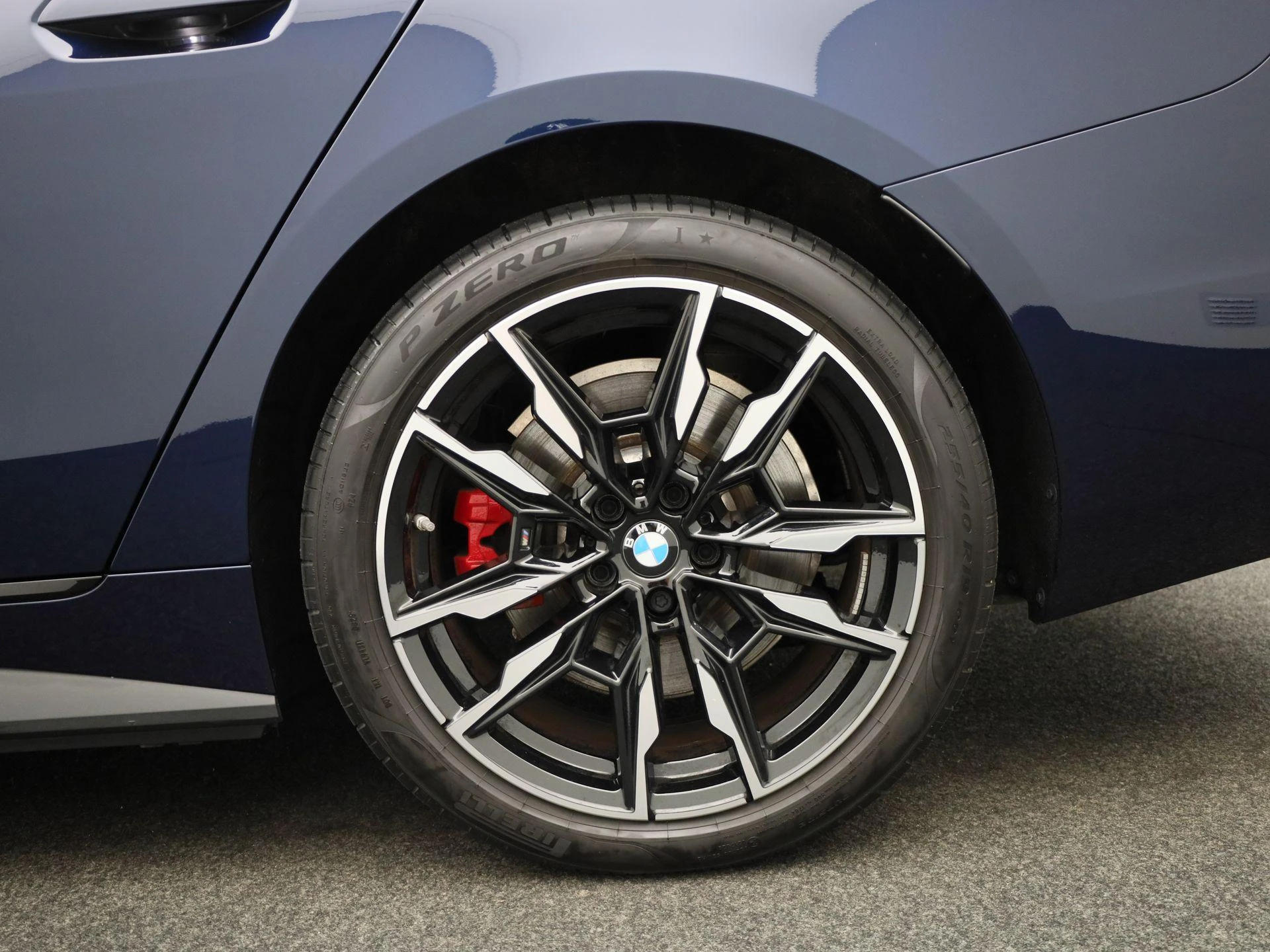 BMW-i4-image-12