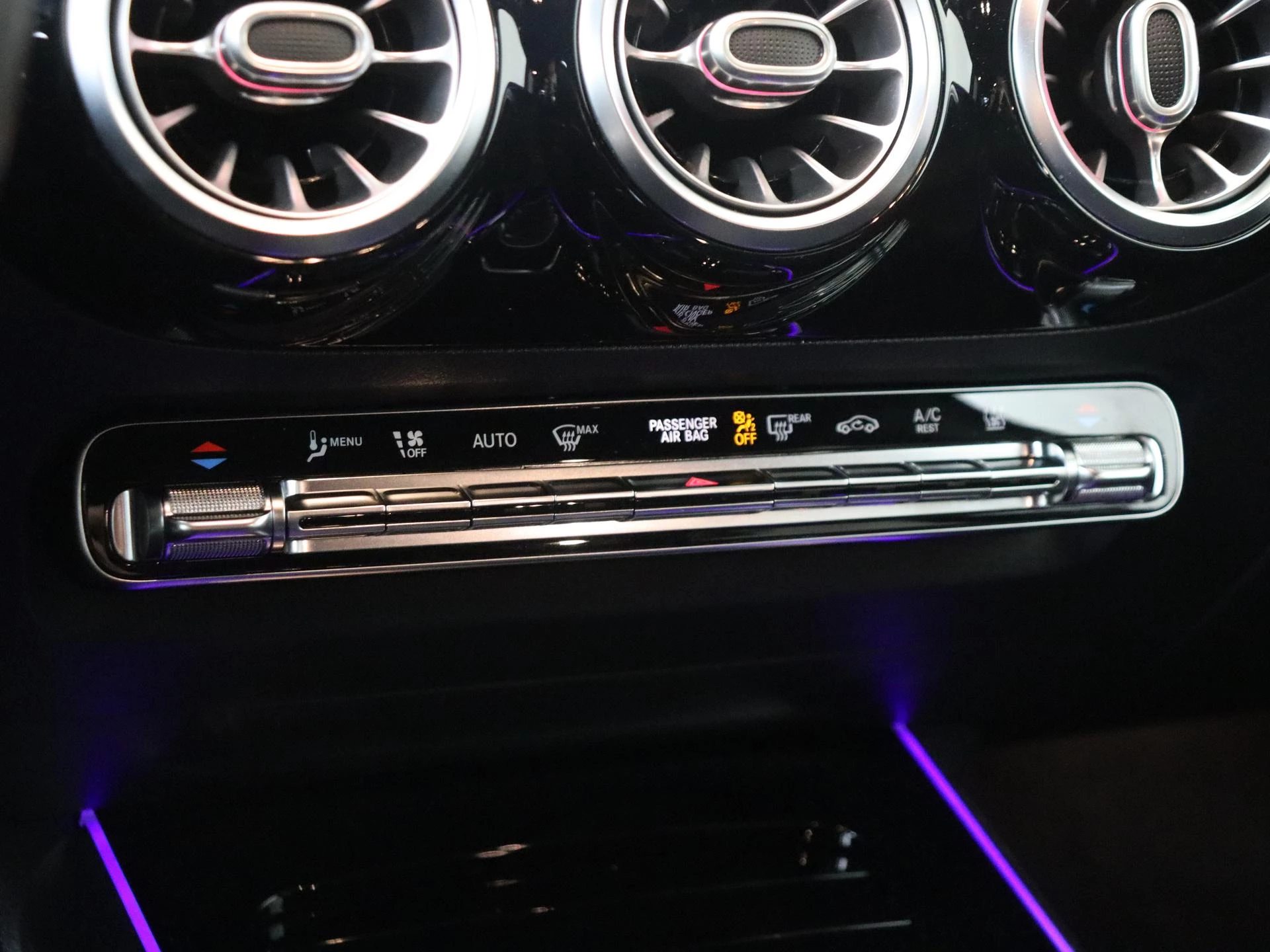 Mercedes-Benz-GLA-image-18