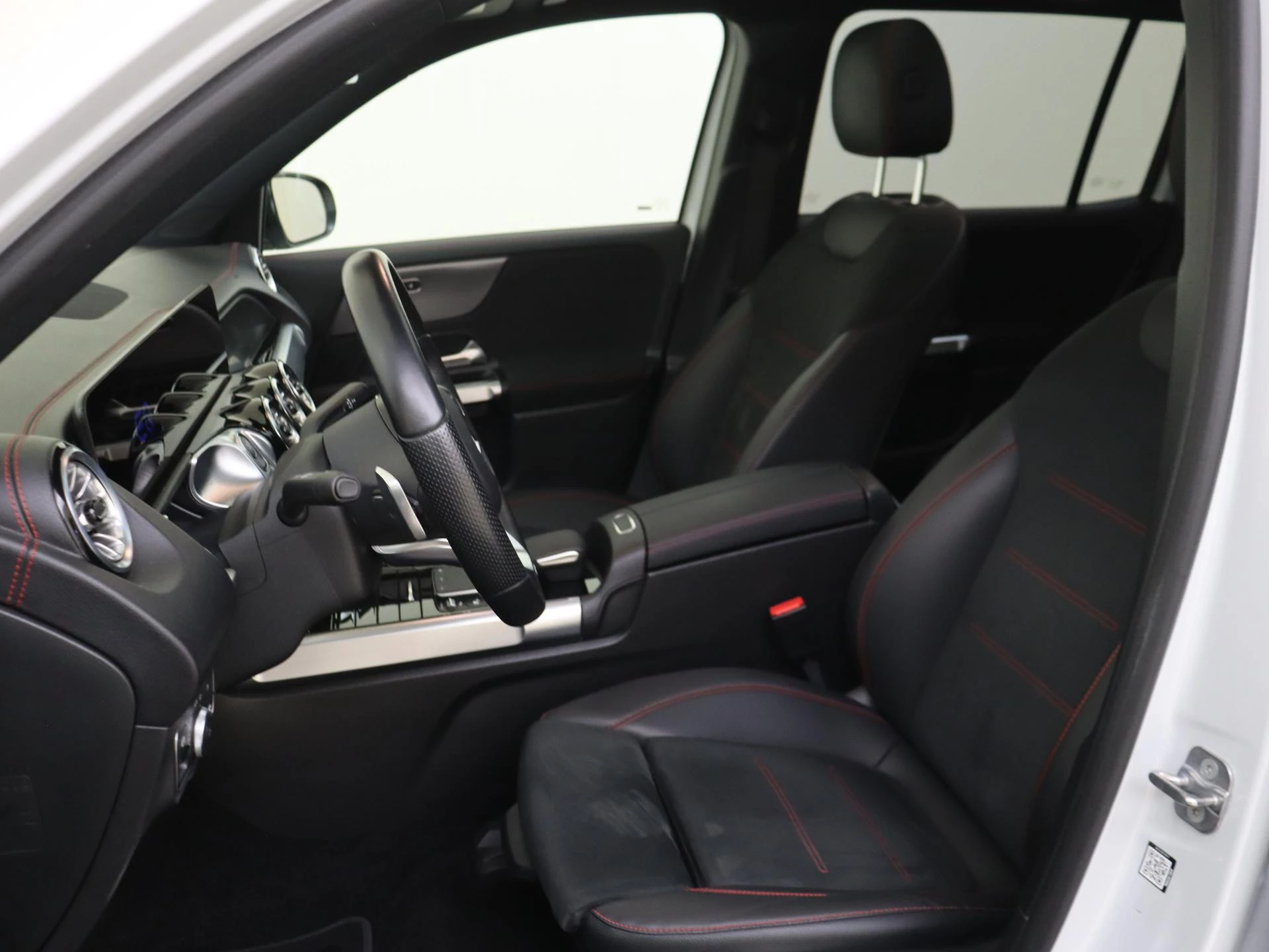 Mercedes-Benz-EQB-image-10