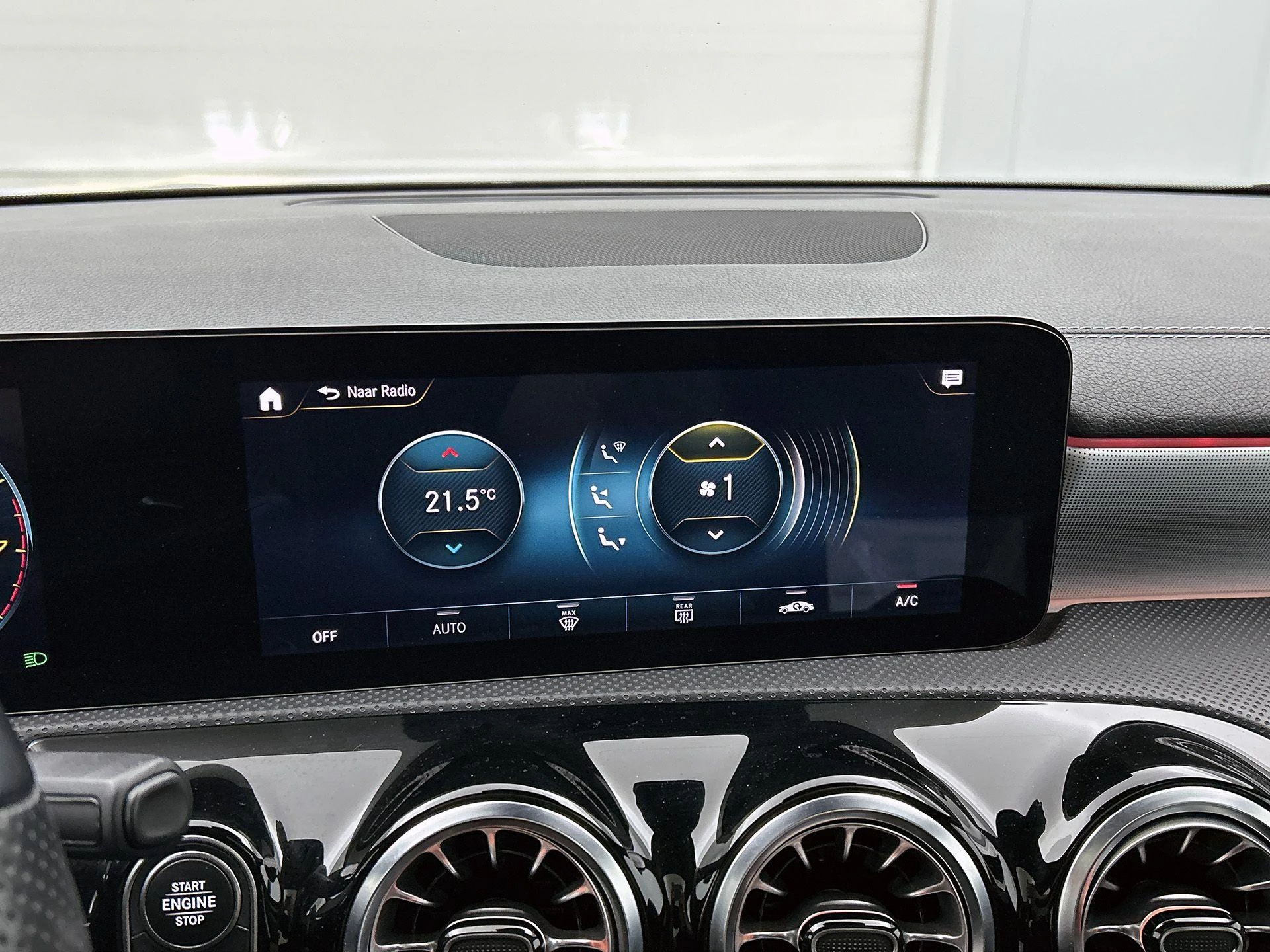 Mercedes-Benz-CLA-image-22