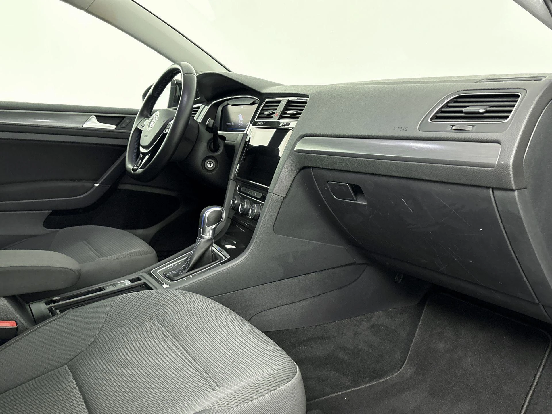 Volkswagen-e-Golf-image-7