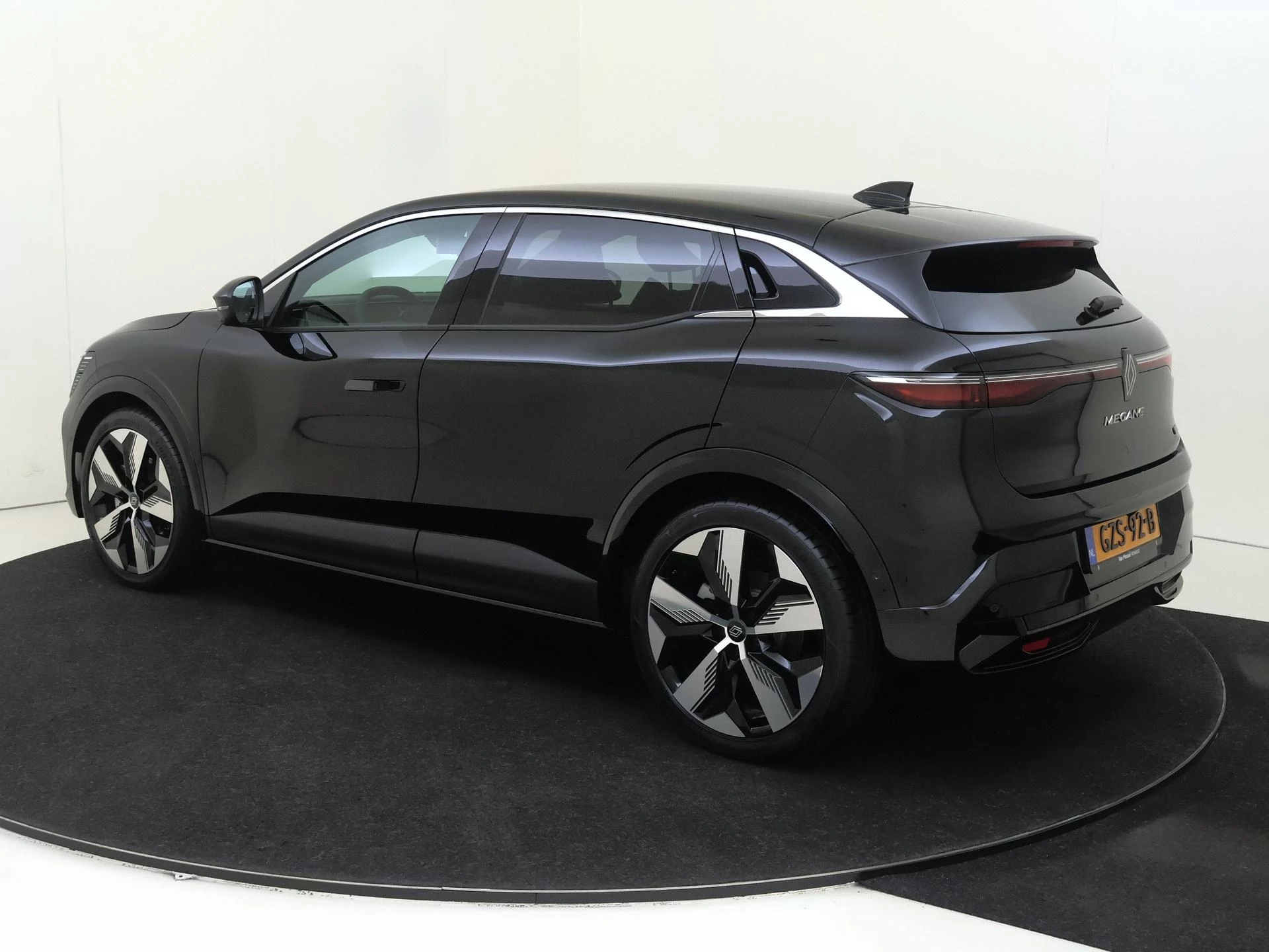 Renault-Megane E-Tech-image-2