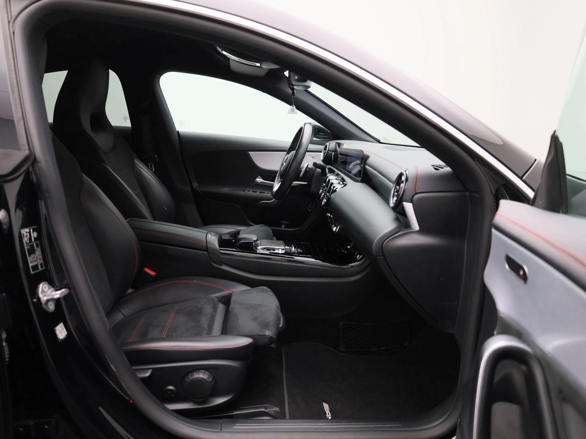 Mercedes-Benz-CLA-image-37
