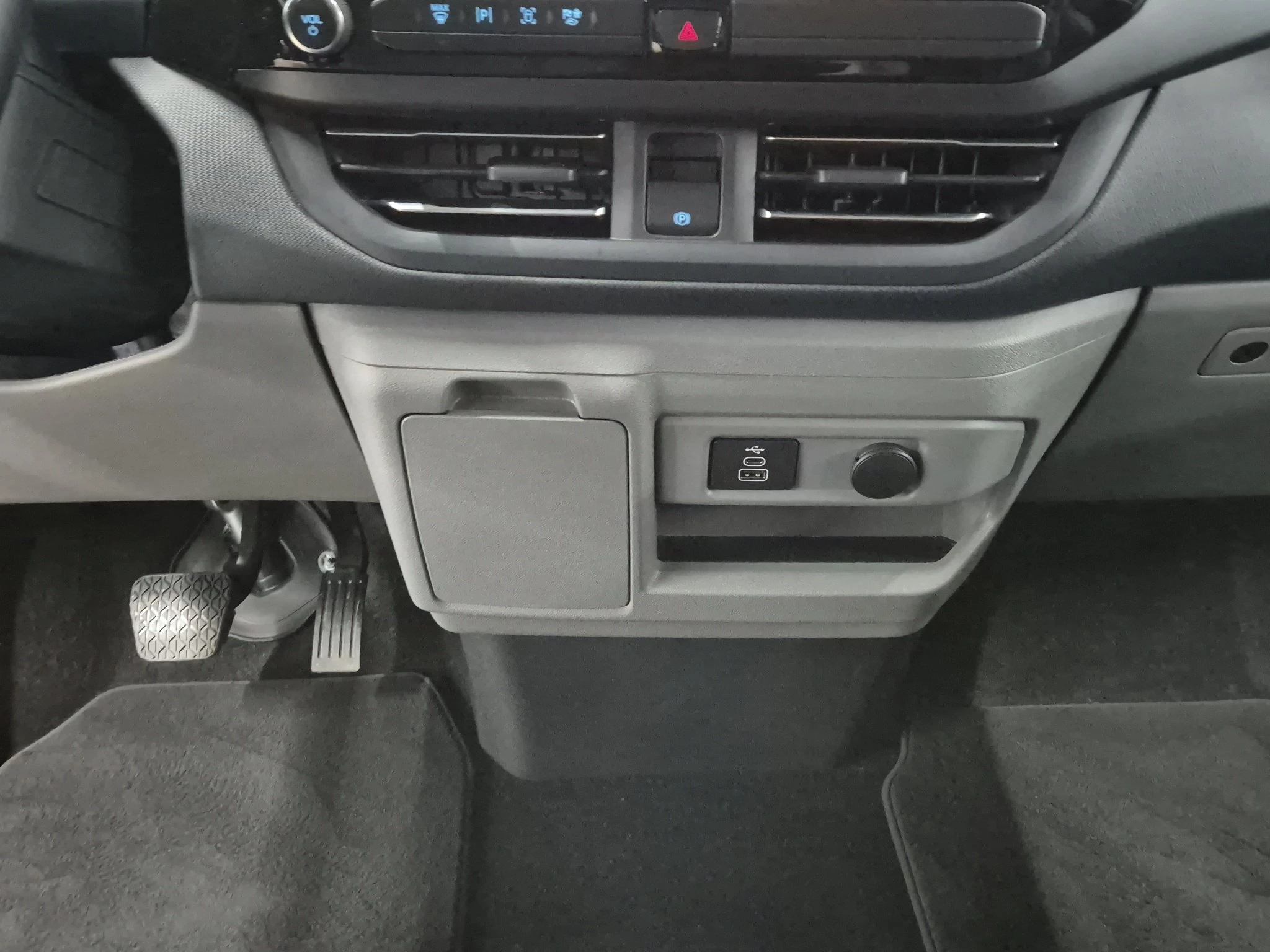 Ford Tourneo Custom Titanium L1 Aut.*AHK*NAVI*LED*SHZ*LRHZ*WSH
