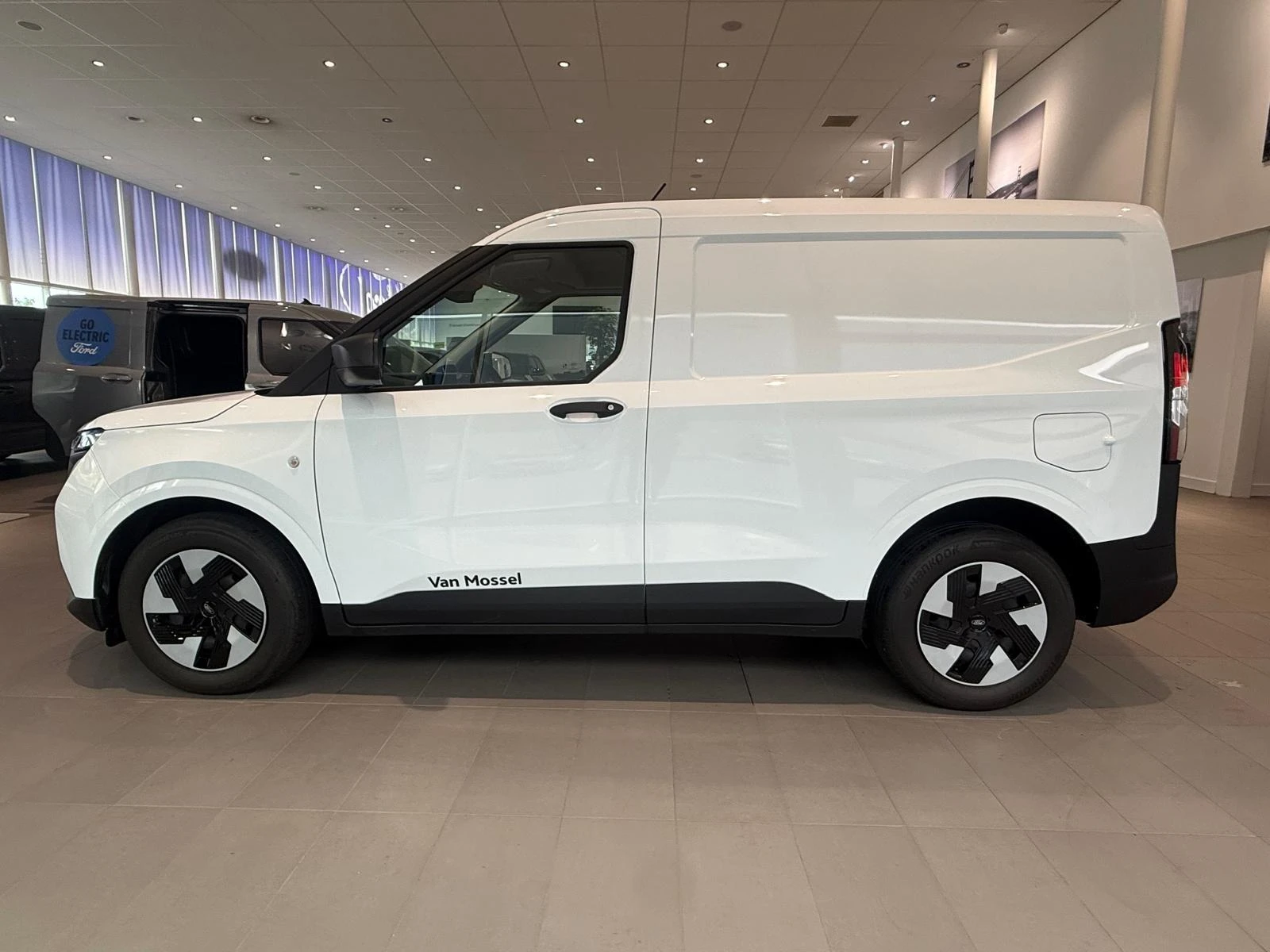 Ford-E-Transit Courier-image-1
