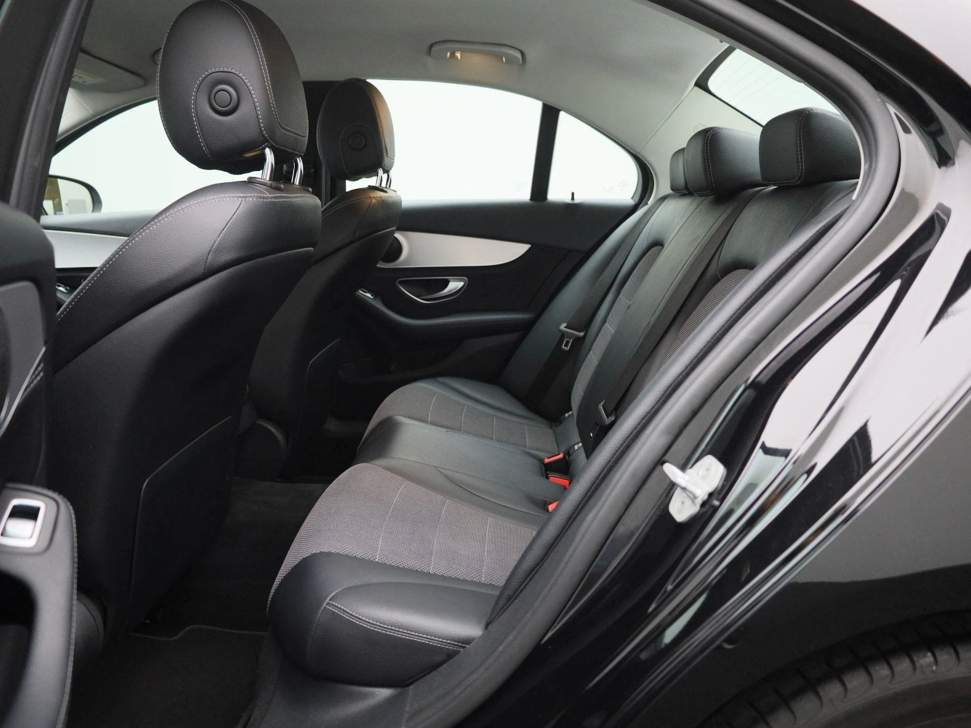 Mercedes-Benz-C-Klasse-image-12
