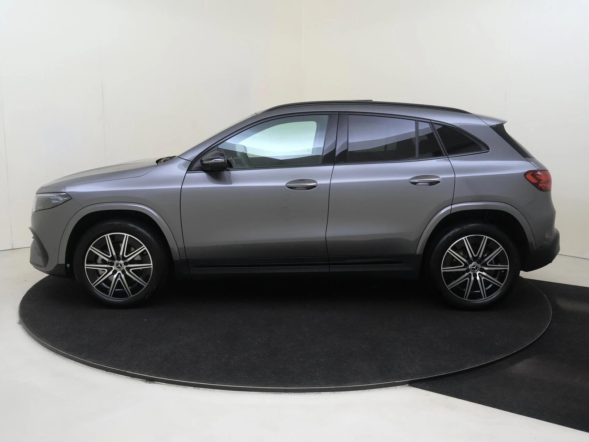 Mercedes-Benz-EQA-image-7