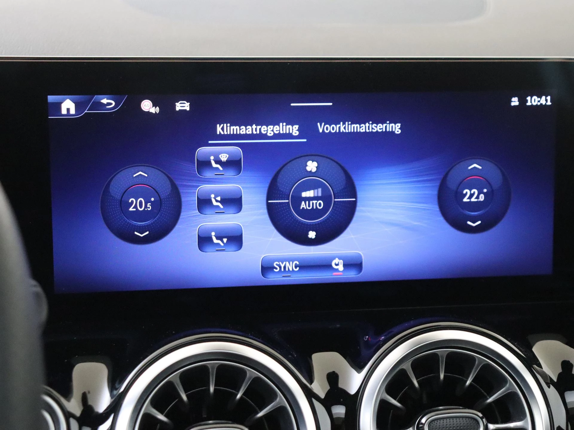 Mercedes-Benz-GLA-image-17