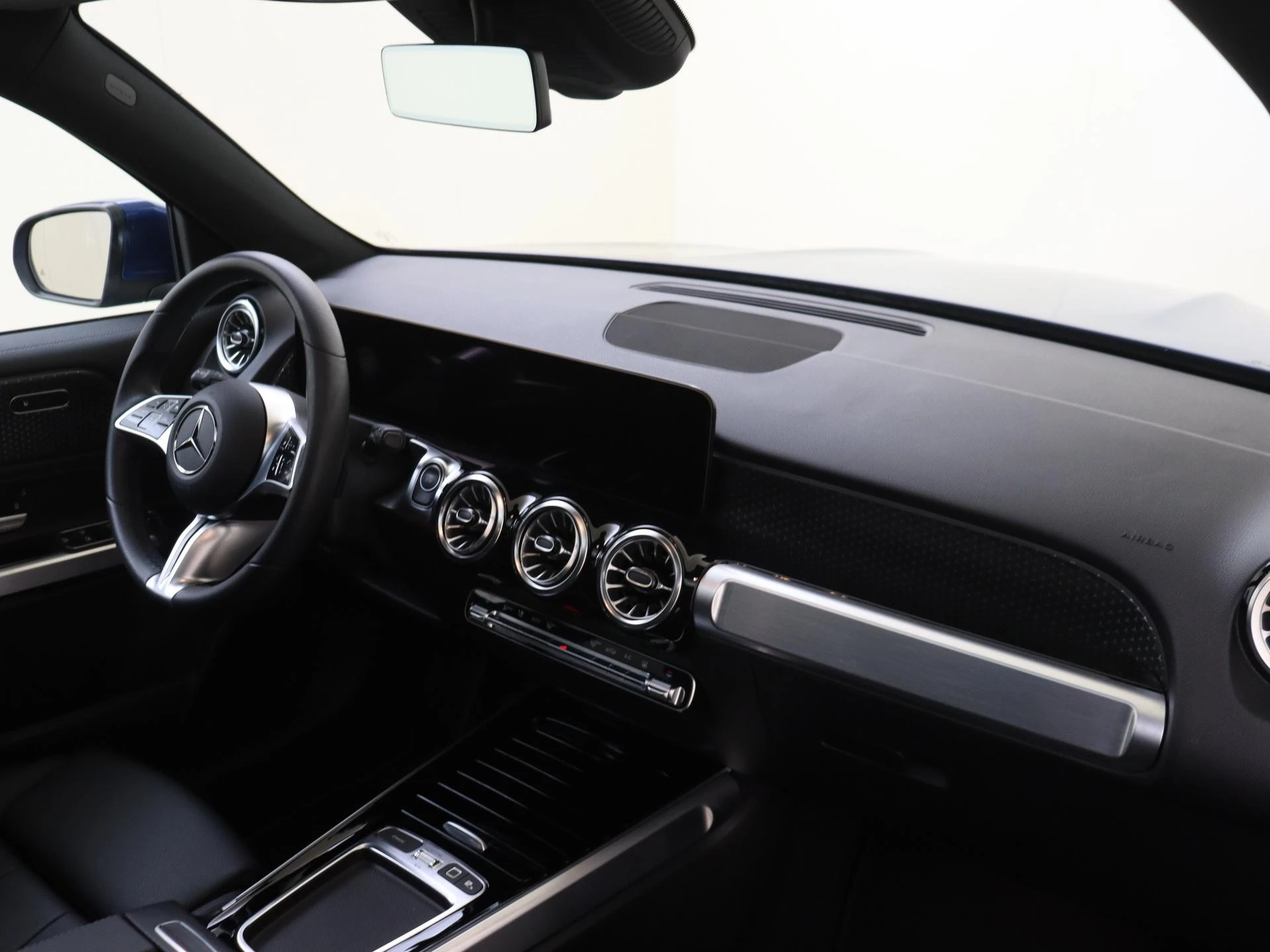 Mercedes-Benz-EQB-image-3