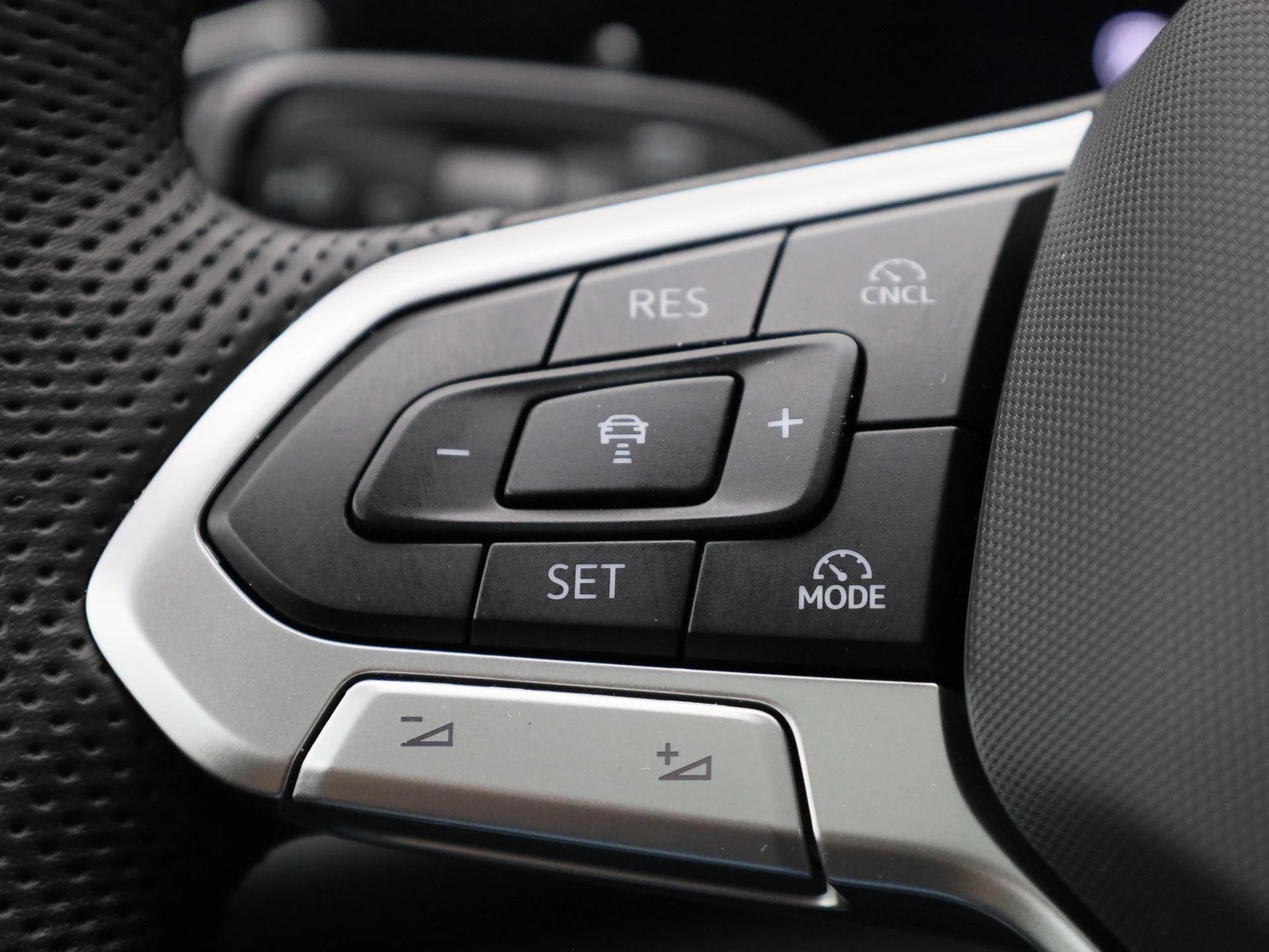 Volkswagen-Tiguan-image-19
