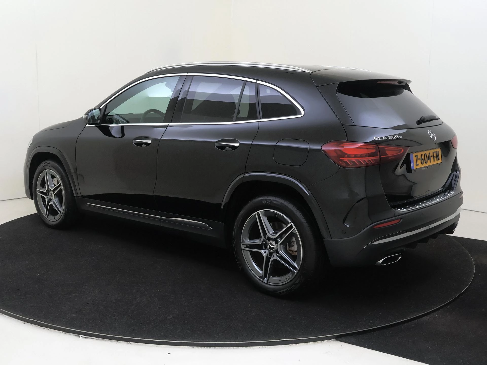 Mercedes-Benz-GLA-image-2