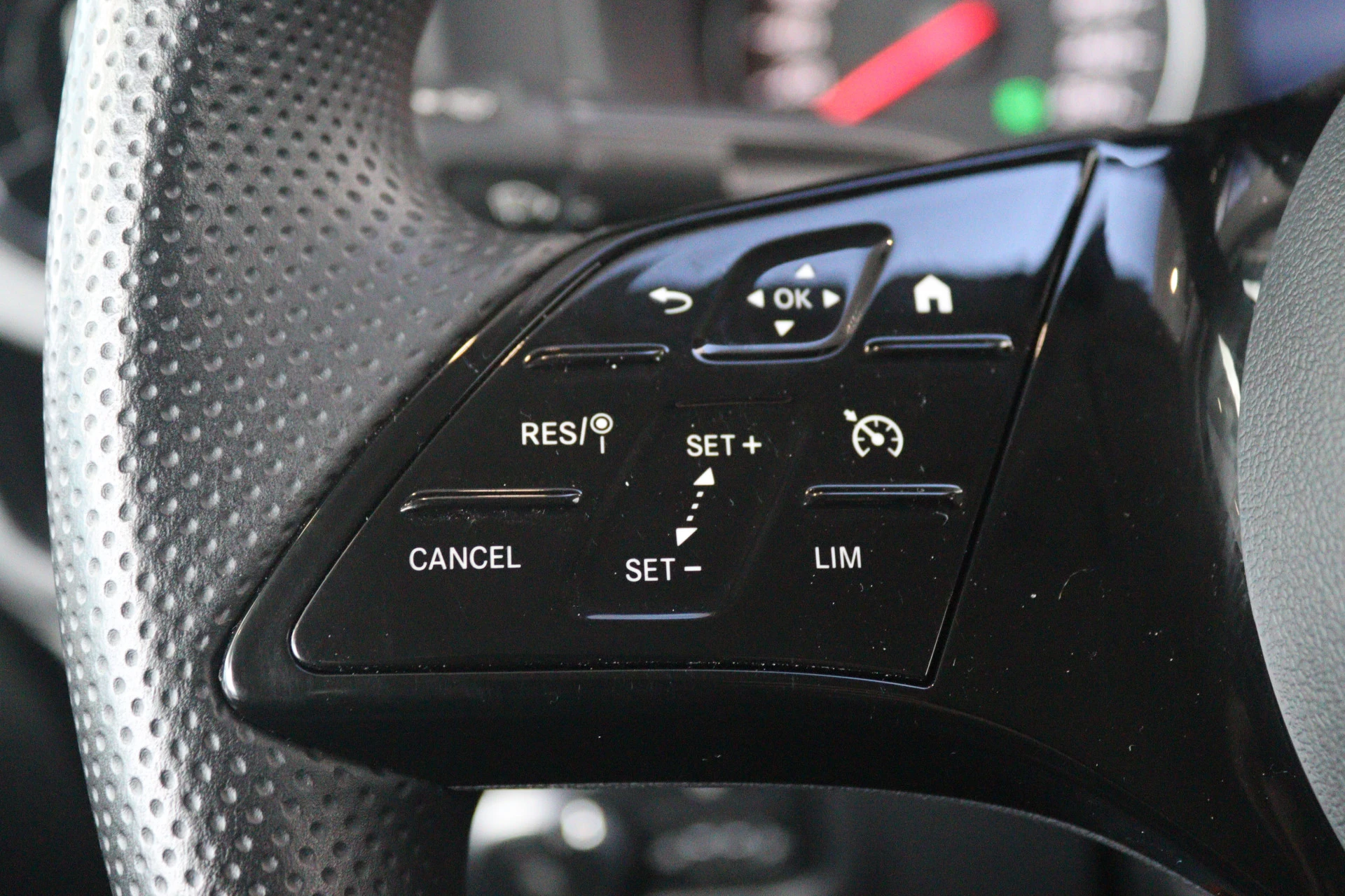 Mercedes-Benz-Vito-image-11