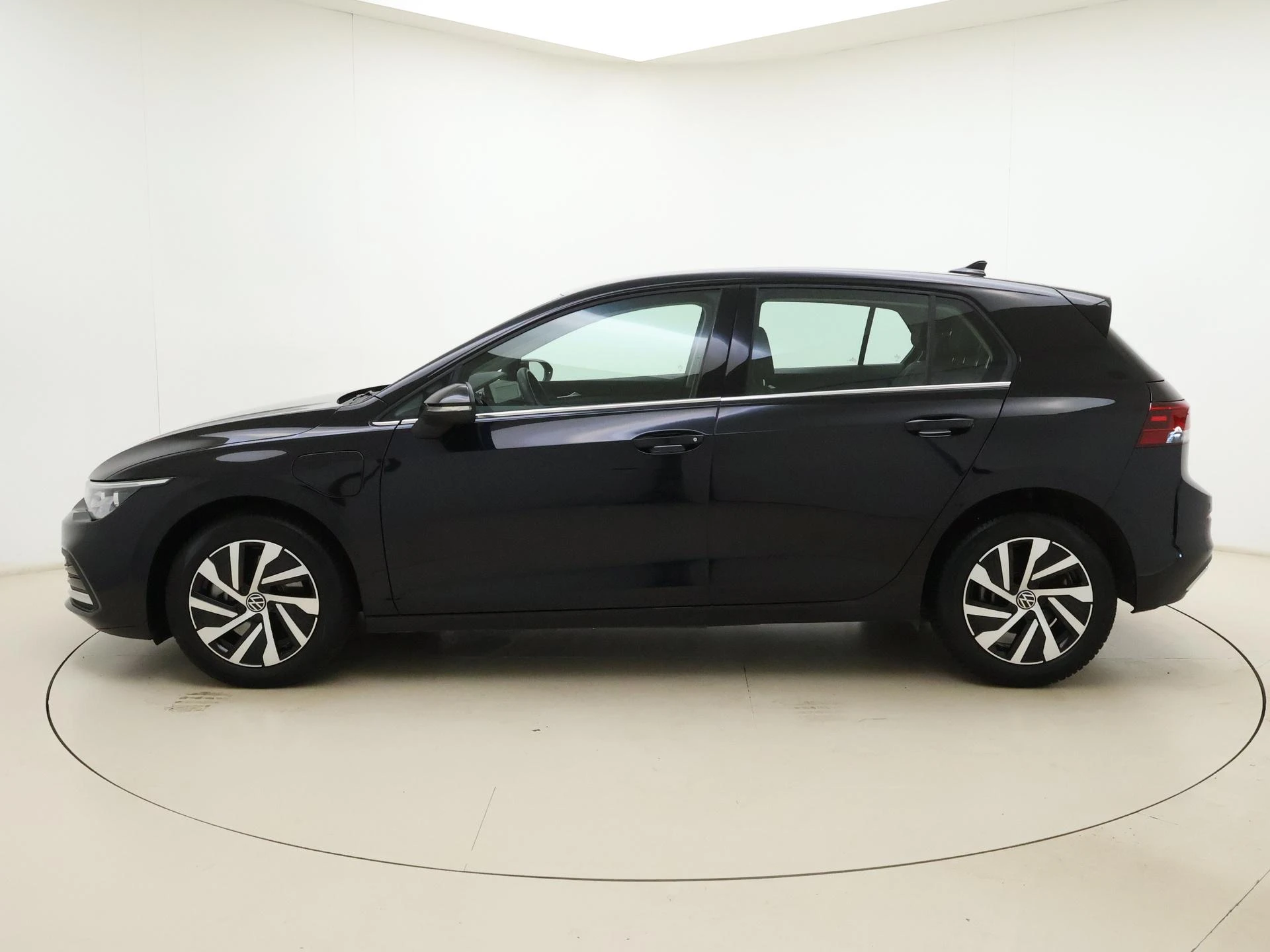 Volkswagen-Golf-image-1