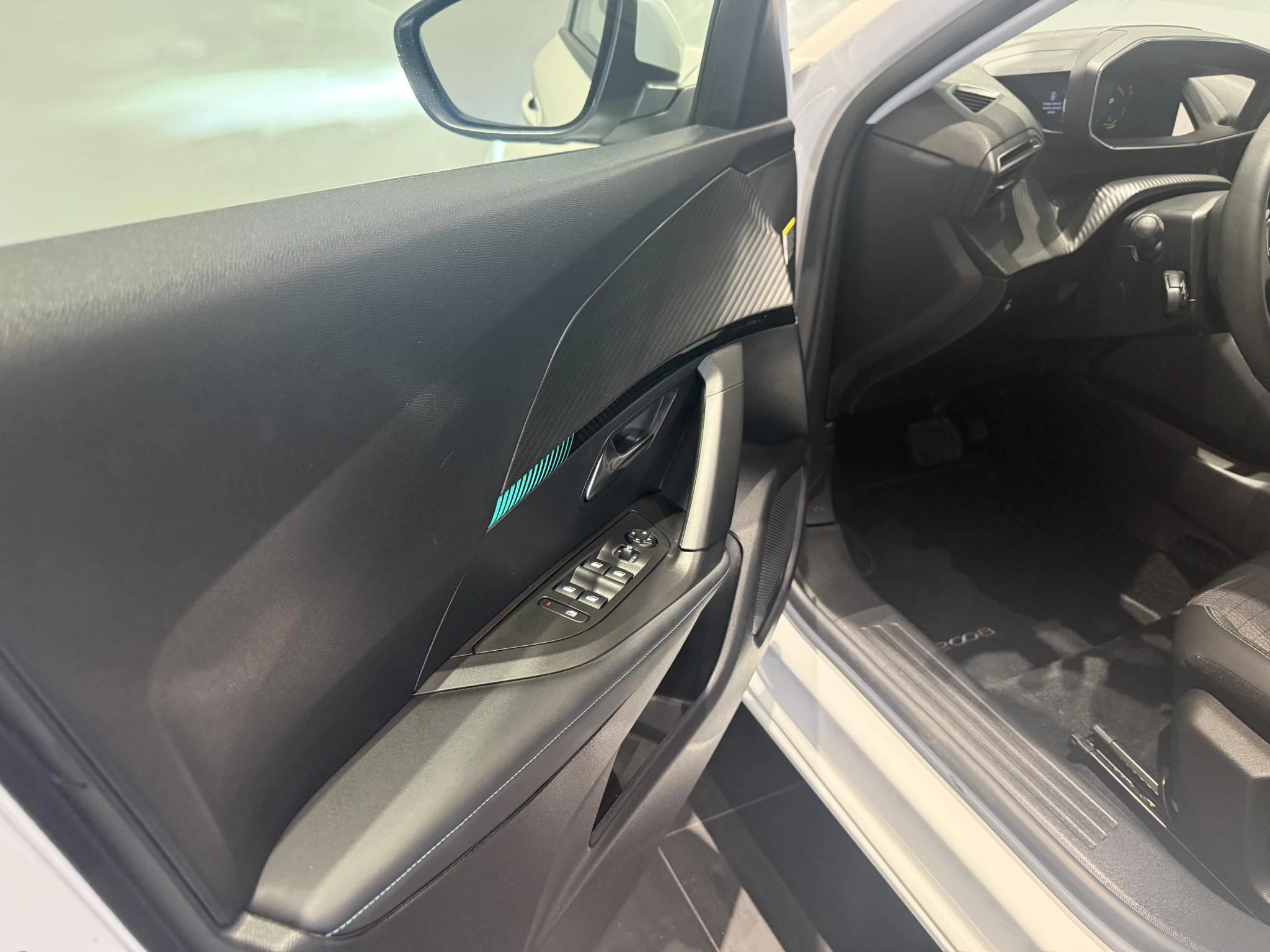 Peugeot-e-2008-image-7